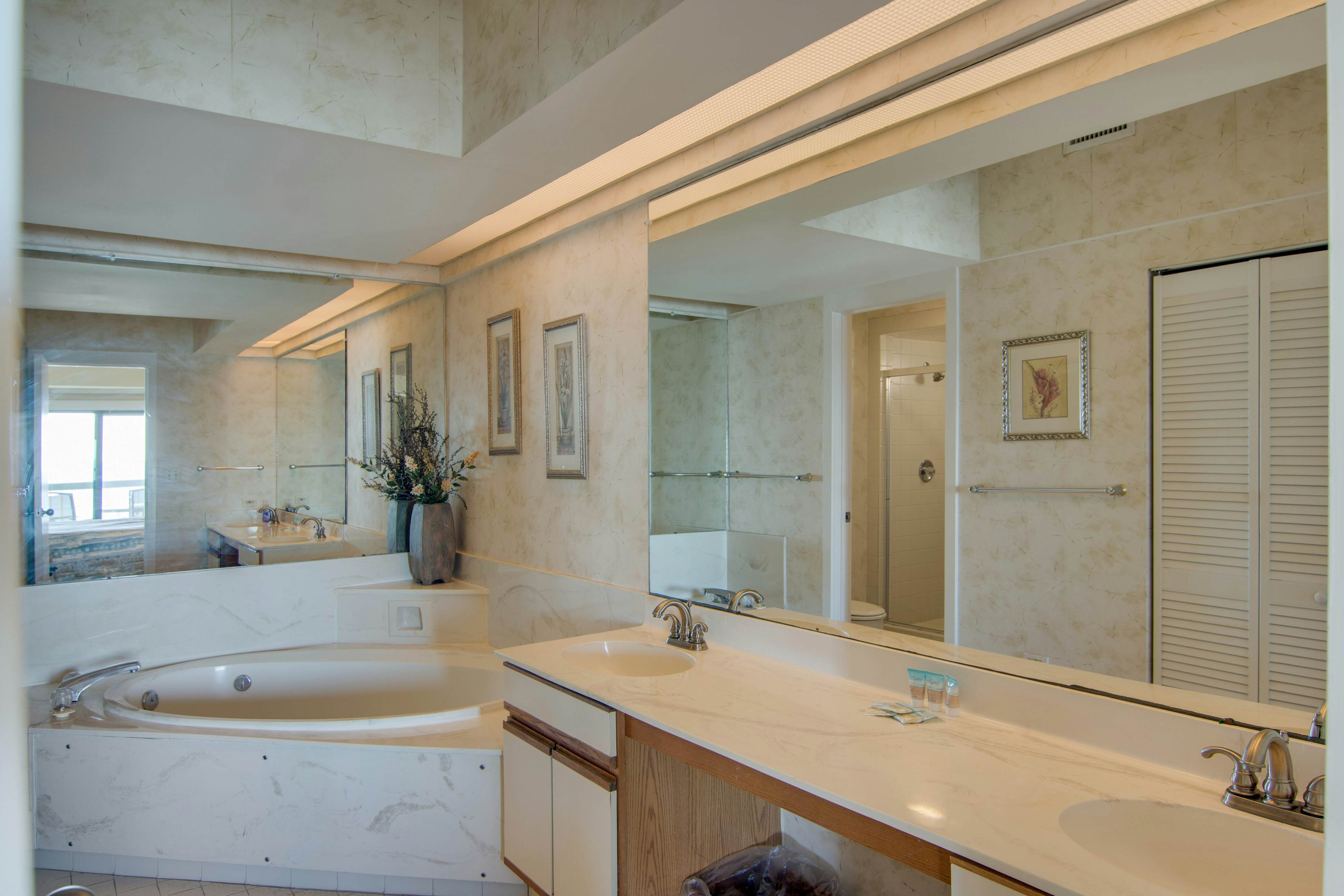 2nd floor oceanfront corner condo with pool, hot tub & basketball