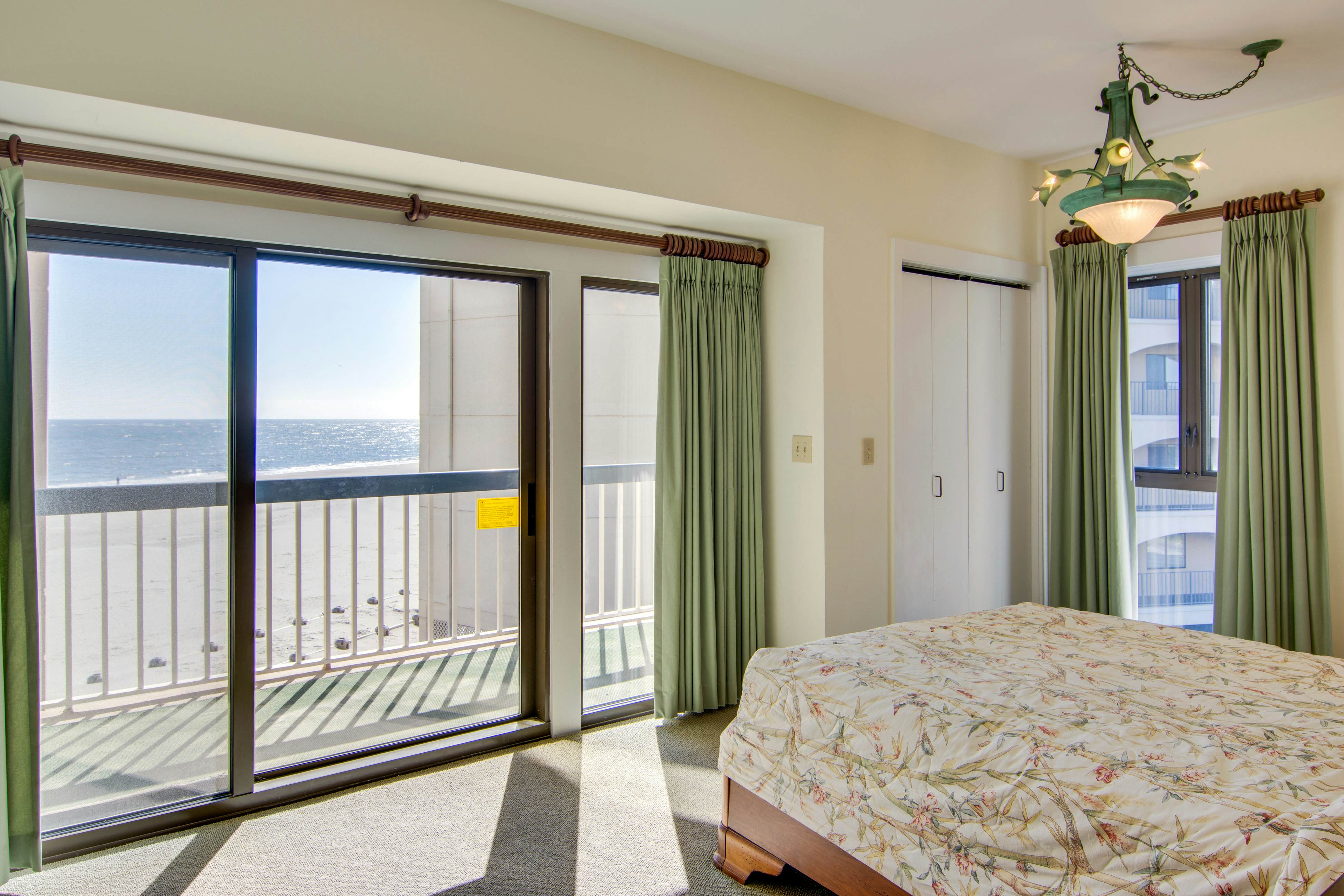 2nd floor oceanfront corner condo with pool, hot tub & basketball