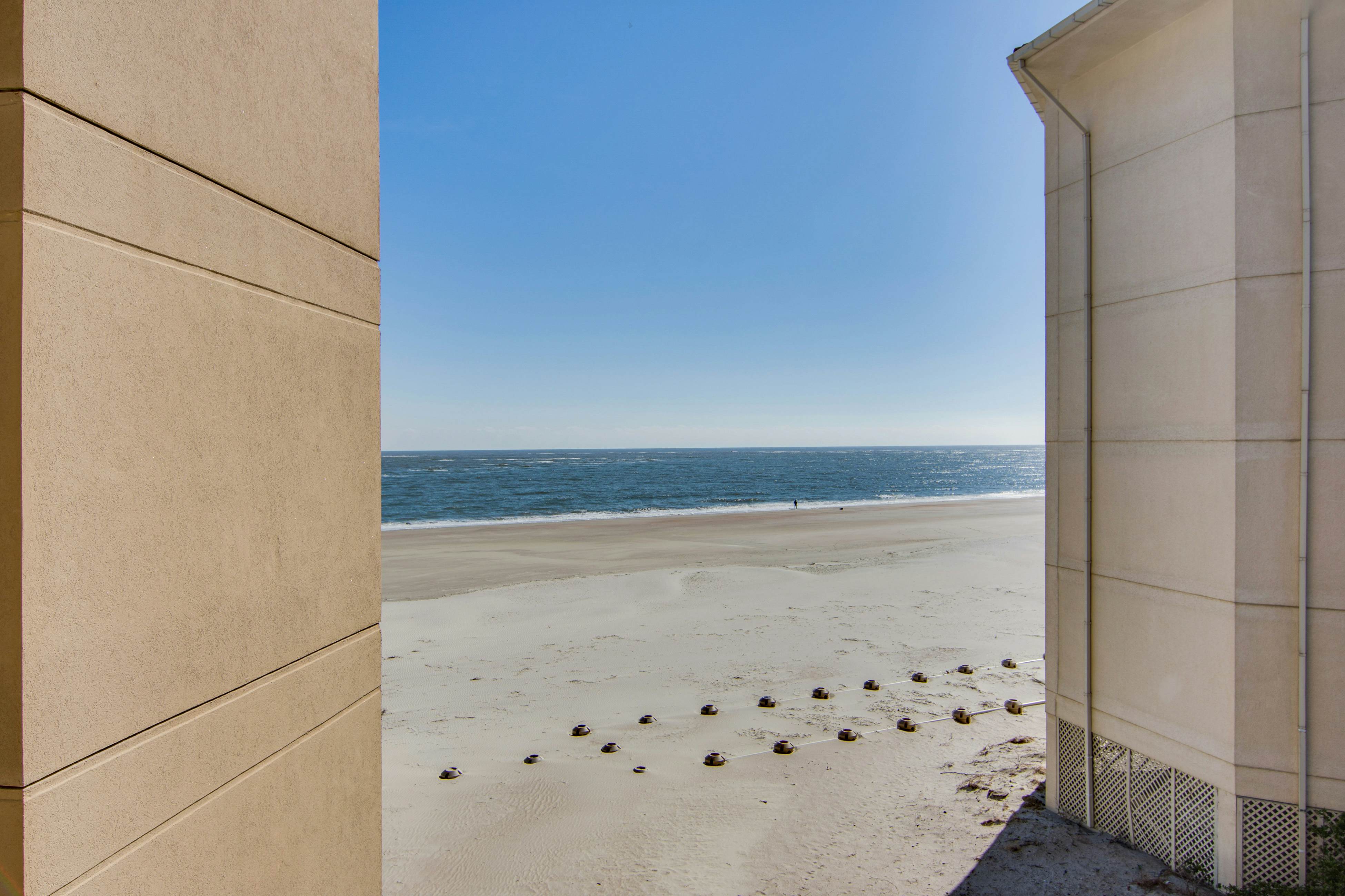 2nd floor oceanfront corner condo with pool, hot tub & basketball