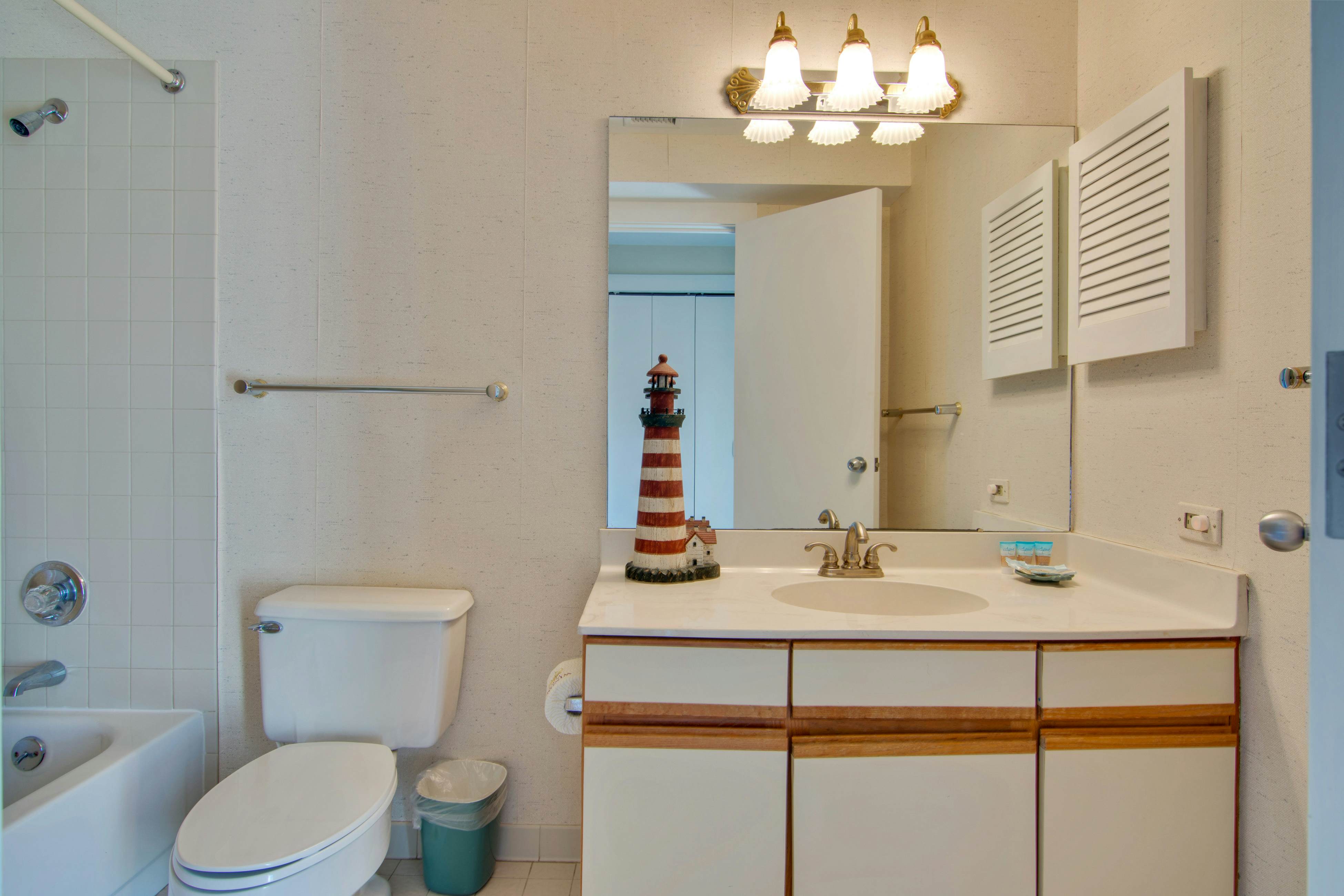 2nd floor oceanfront corner condo with pool, hot tub & basketball