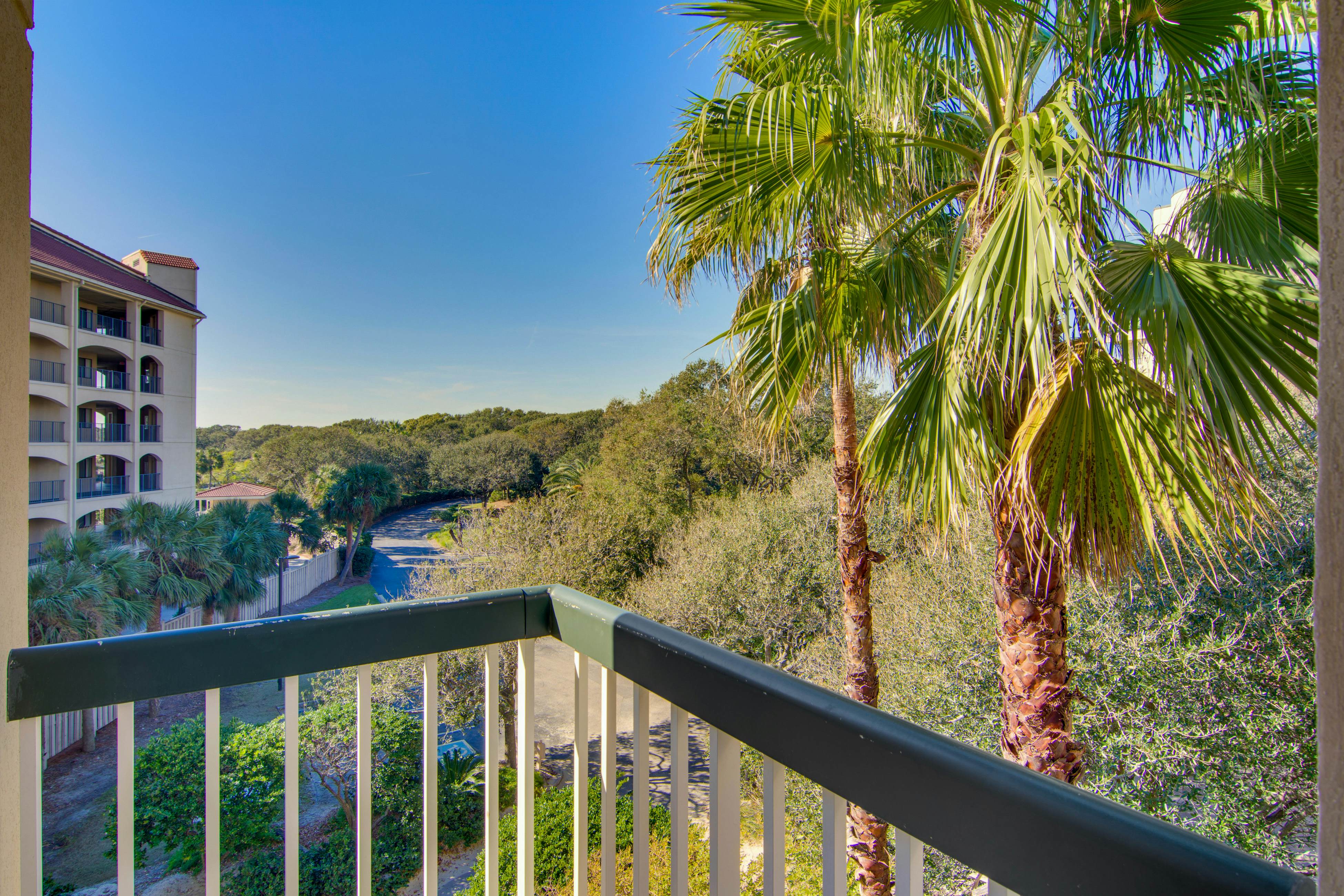 2nd floor oceanfront corner condo with pool, hot tub & basketball