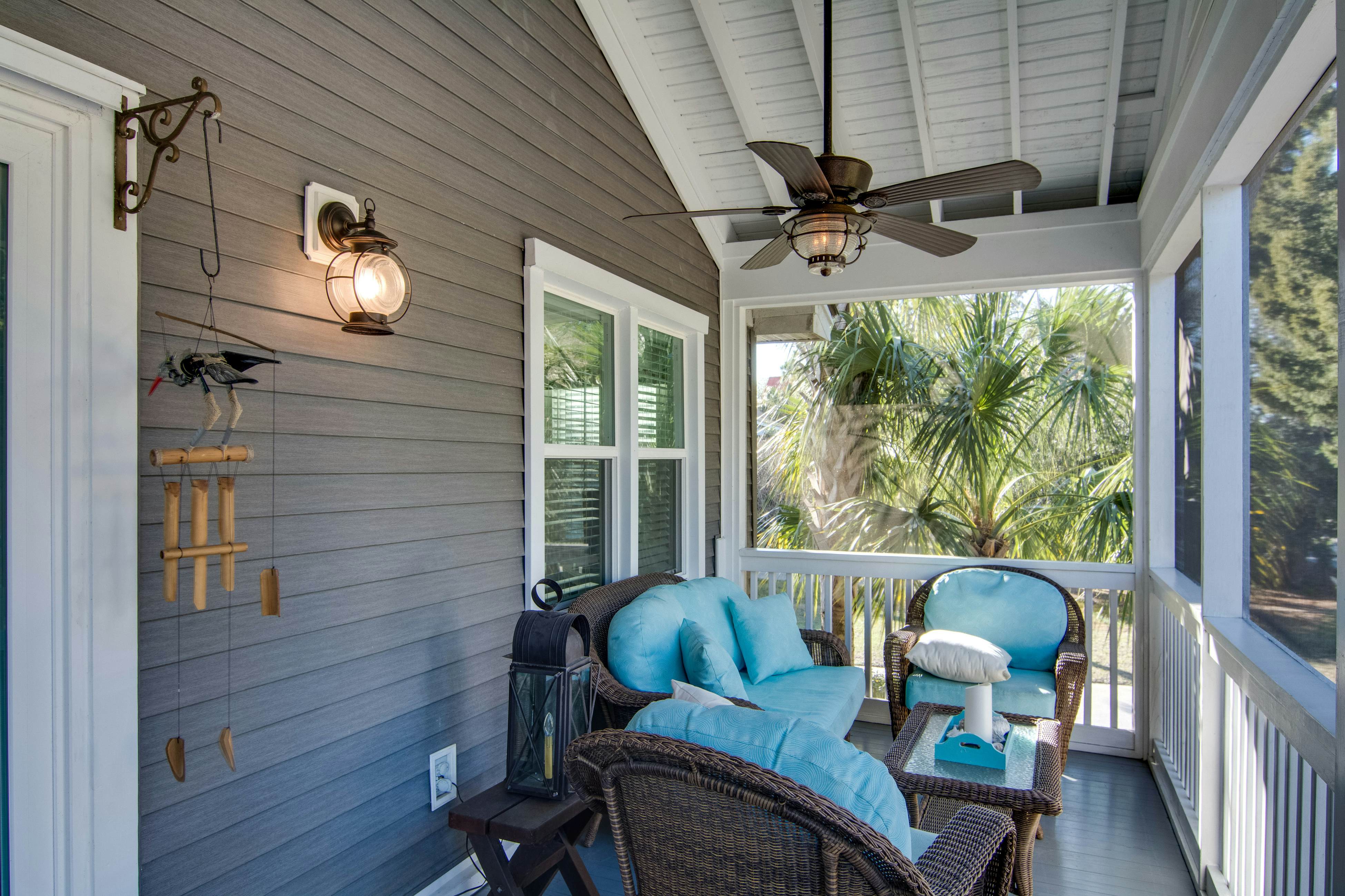 Dog-friendly coastal cottage w/deck & private gas grill - short walk to beach