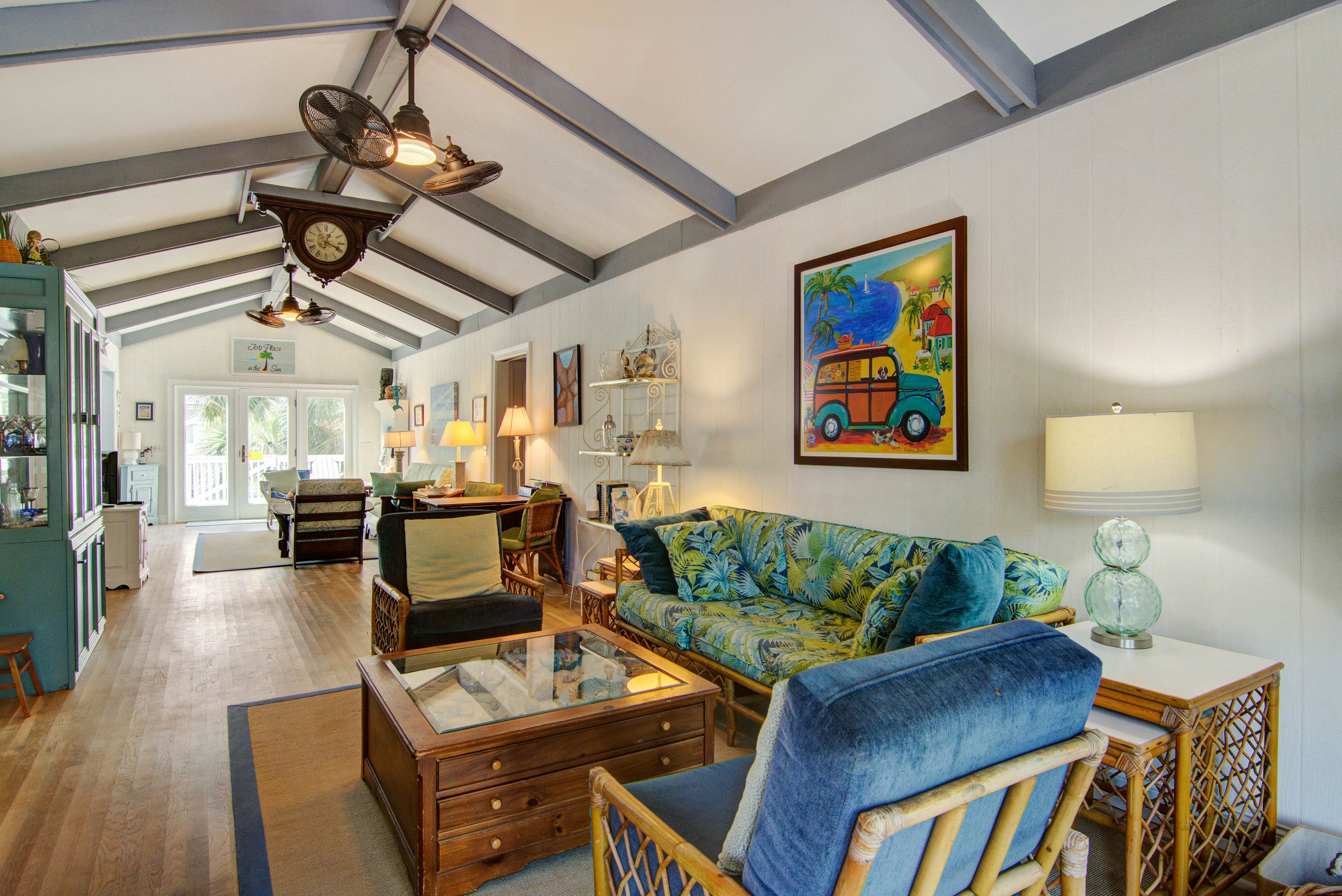 Dog-friendly coastal cottage w/deck & private gas grill - short walk to beach