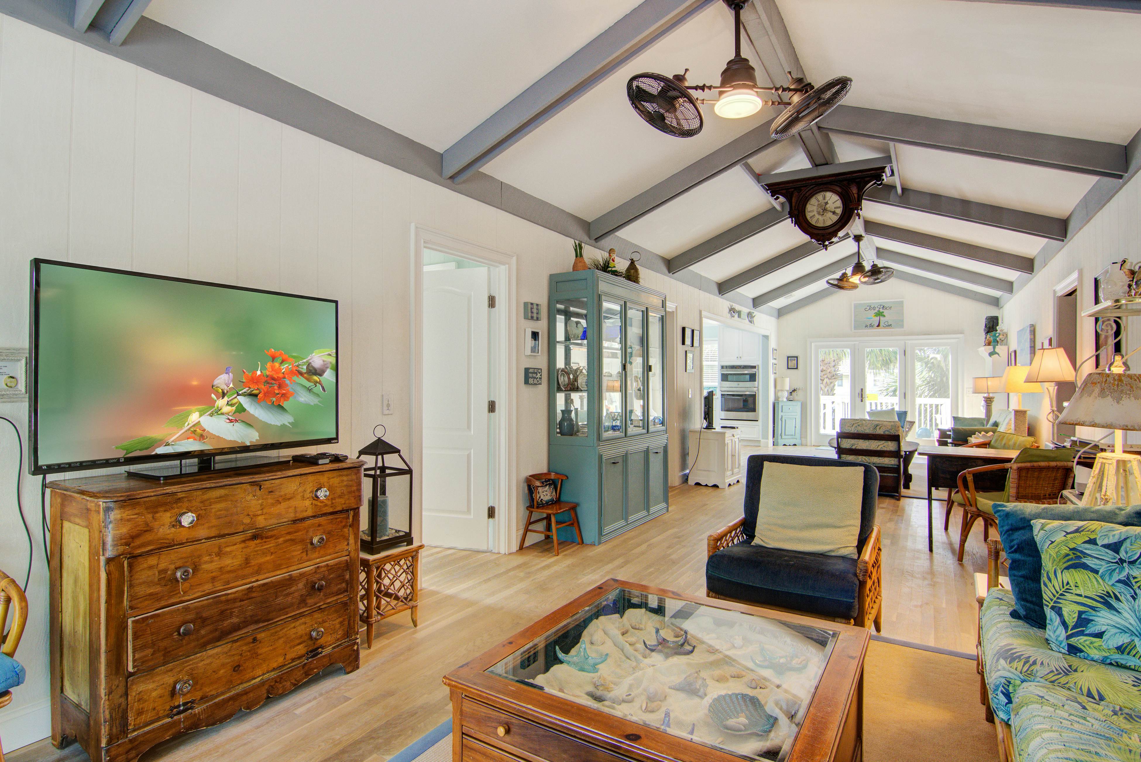 Dog-friendly coastal cottage w/deck & private gas grill - short walk to beach