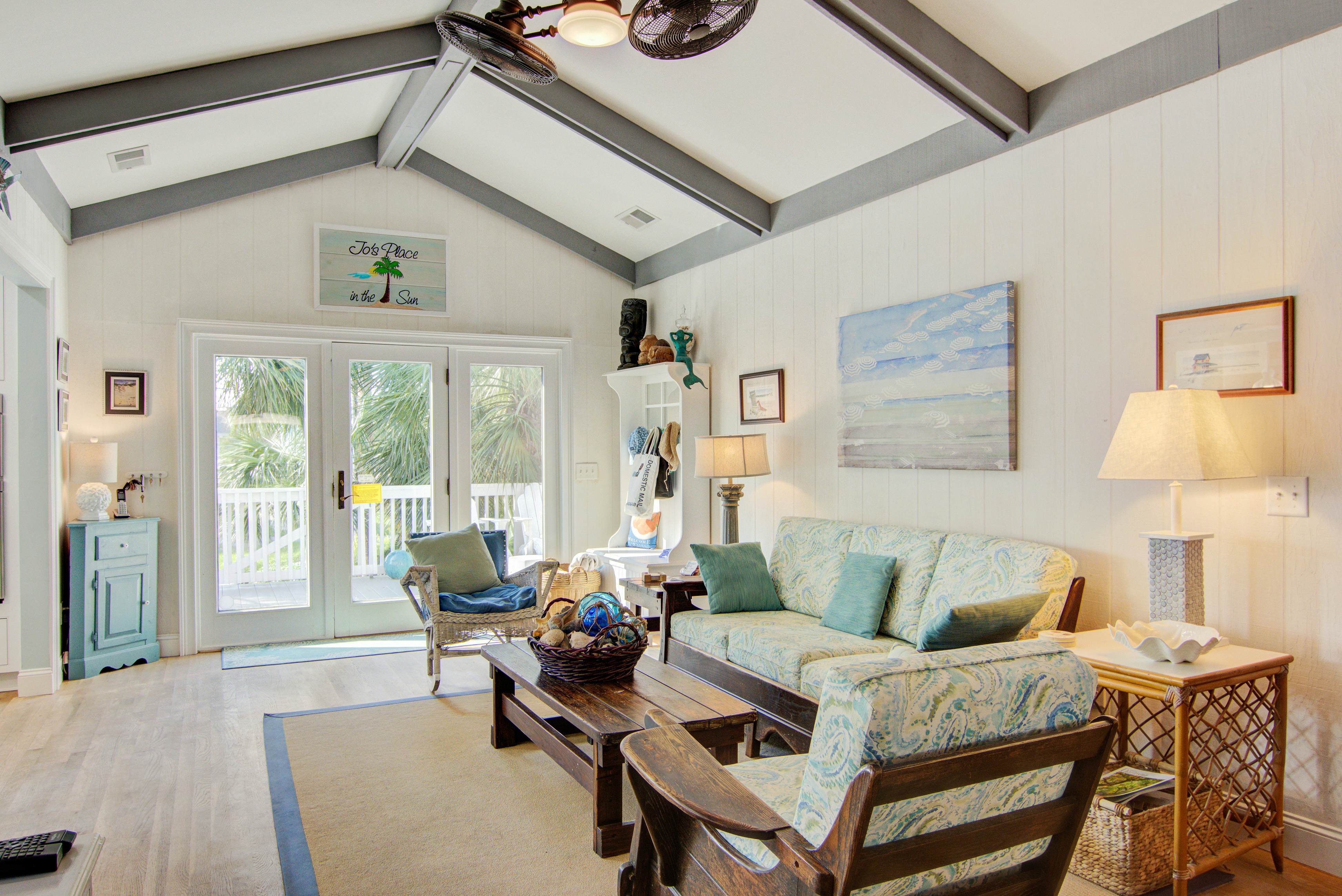 Dog-friendly coastal cottage w/deck & private gas grill - short walk to beach