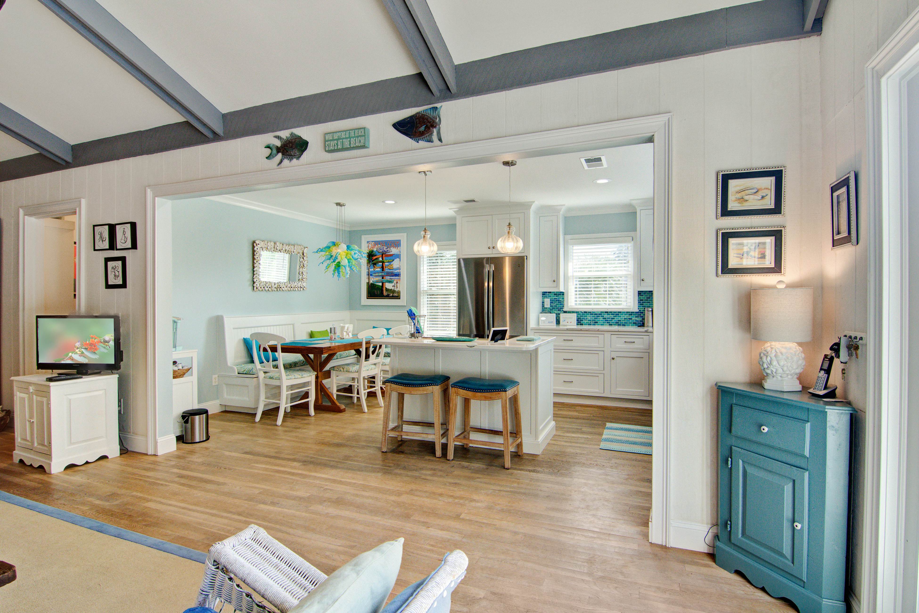 Dog-friendly coastal cottage w/deck & private gas grill - short walk to beach