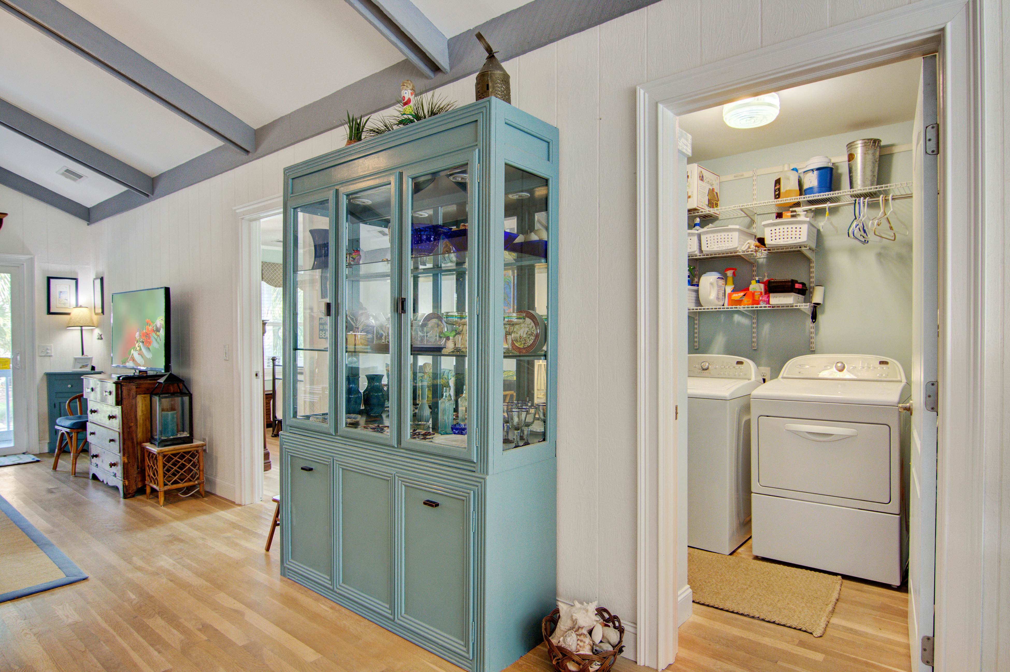 Dog-friendly coastal cottage w/deck & private gas grill - short walk to beach