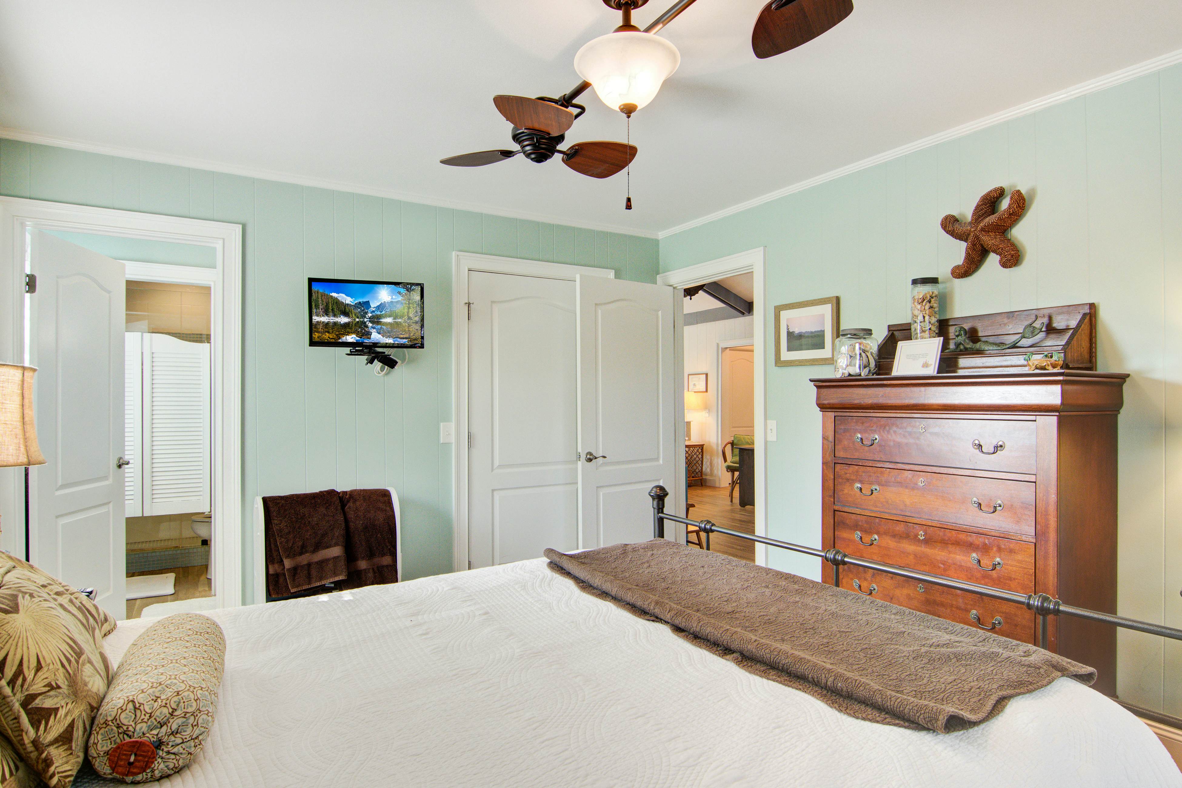 Dog-friendly coastal cottage w/deck & private gas grill - short walk to beach