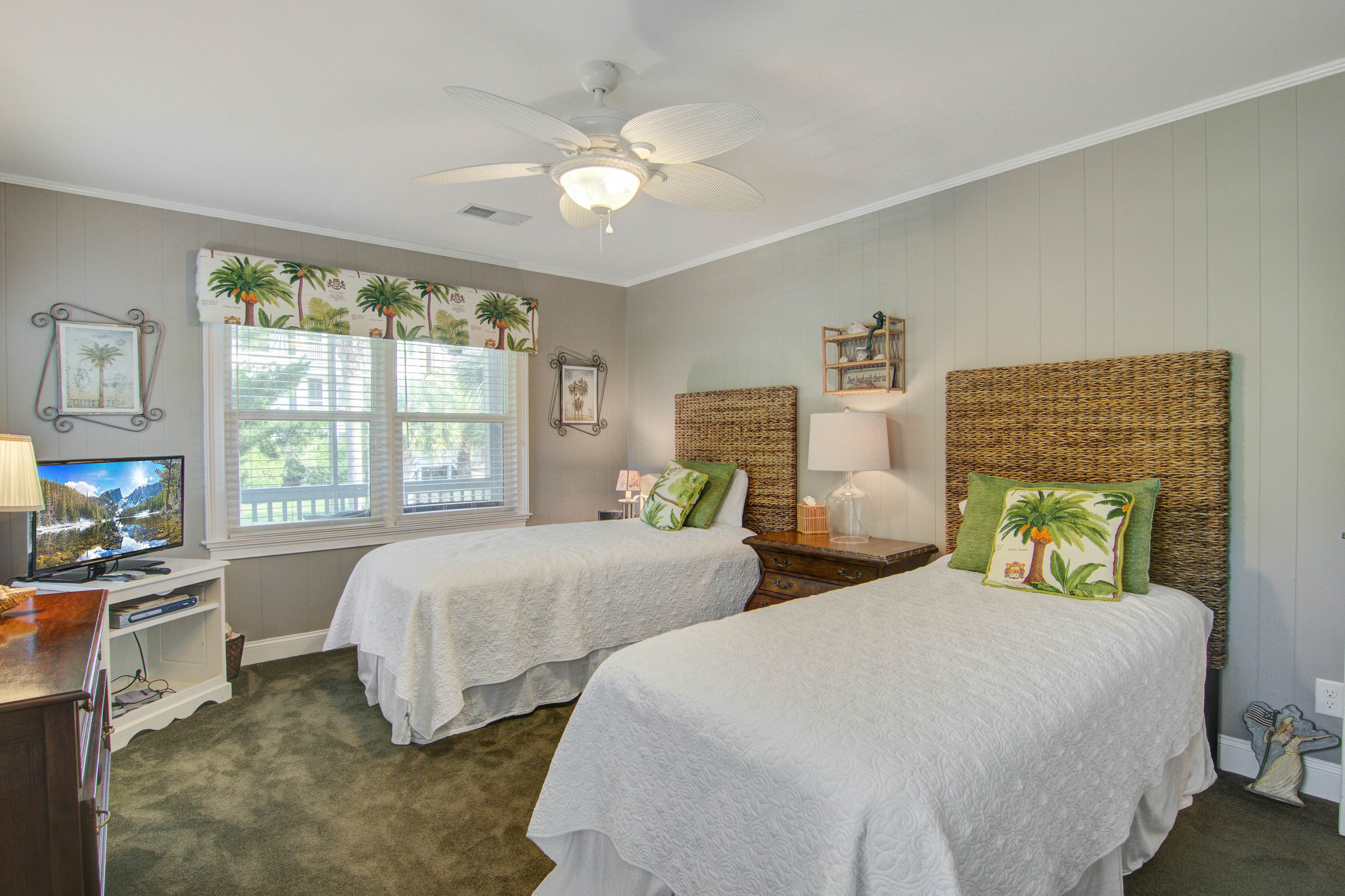 Dog-friendly coastal cottage w/deck & private gas grill - short walk to beach