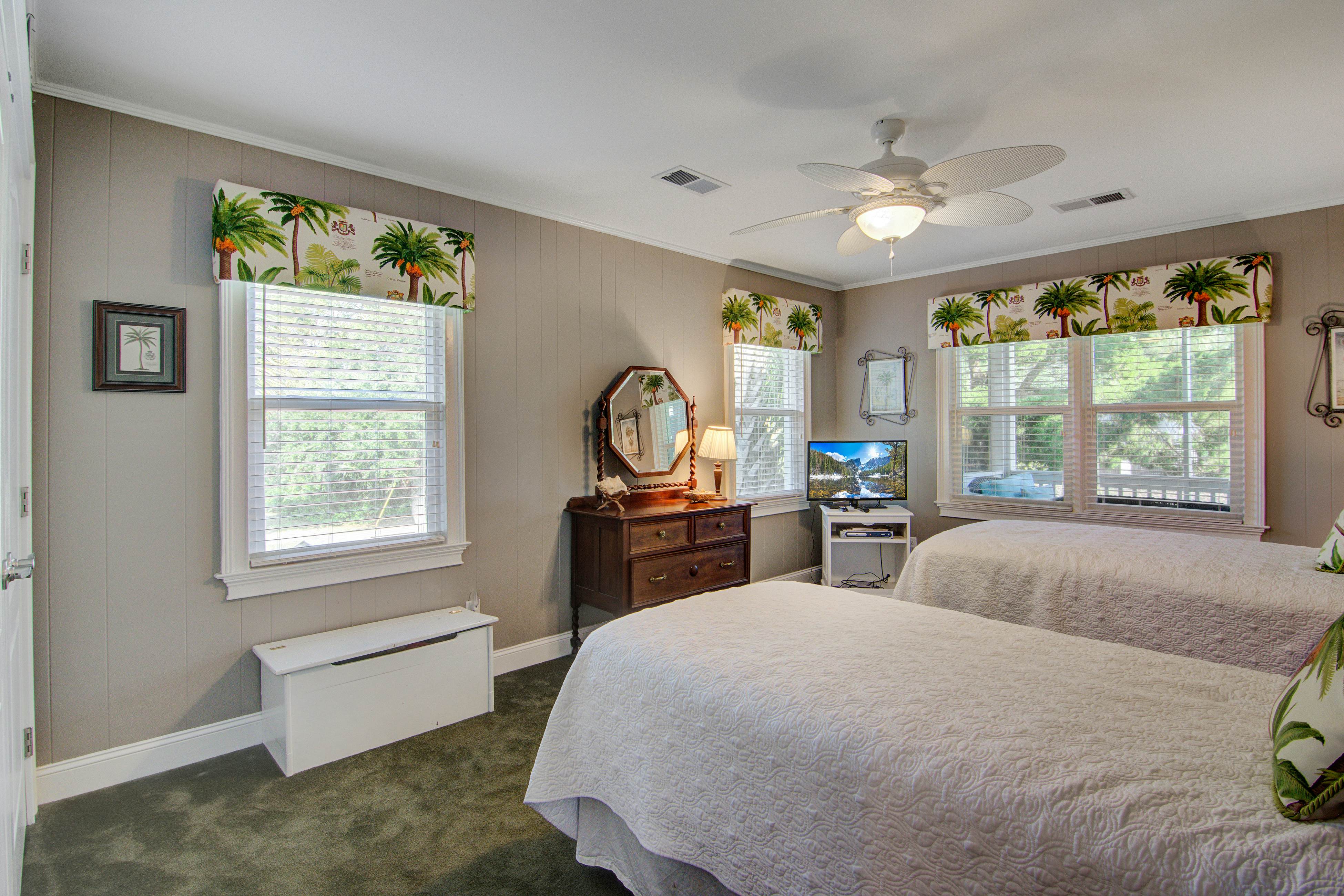 Dog-friendly coastal cottage w/deck & private gas grill - short walk to beach