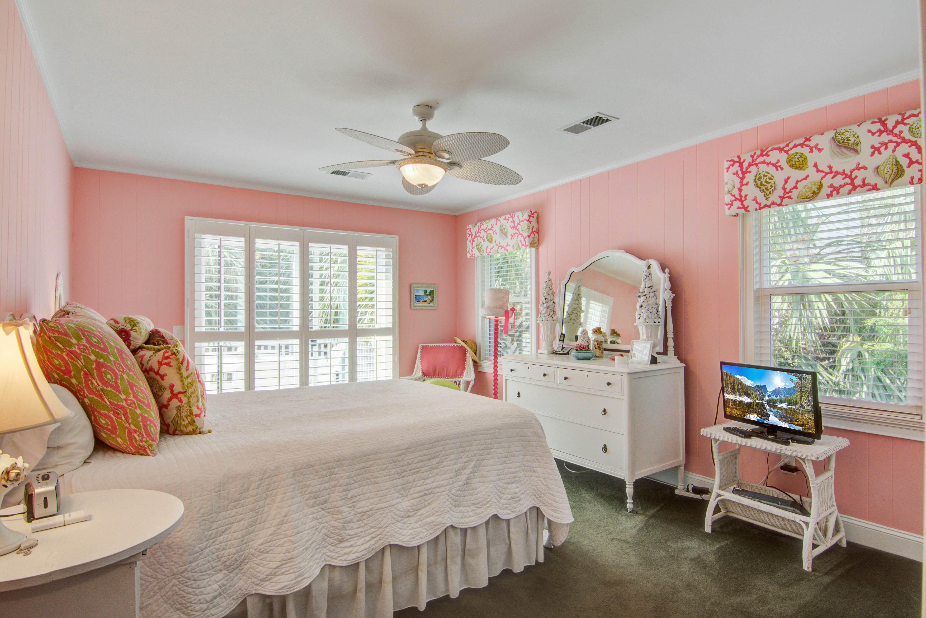 Dog-friendly coastal cottage w/deck & private gas grill - short walk to beach