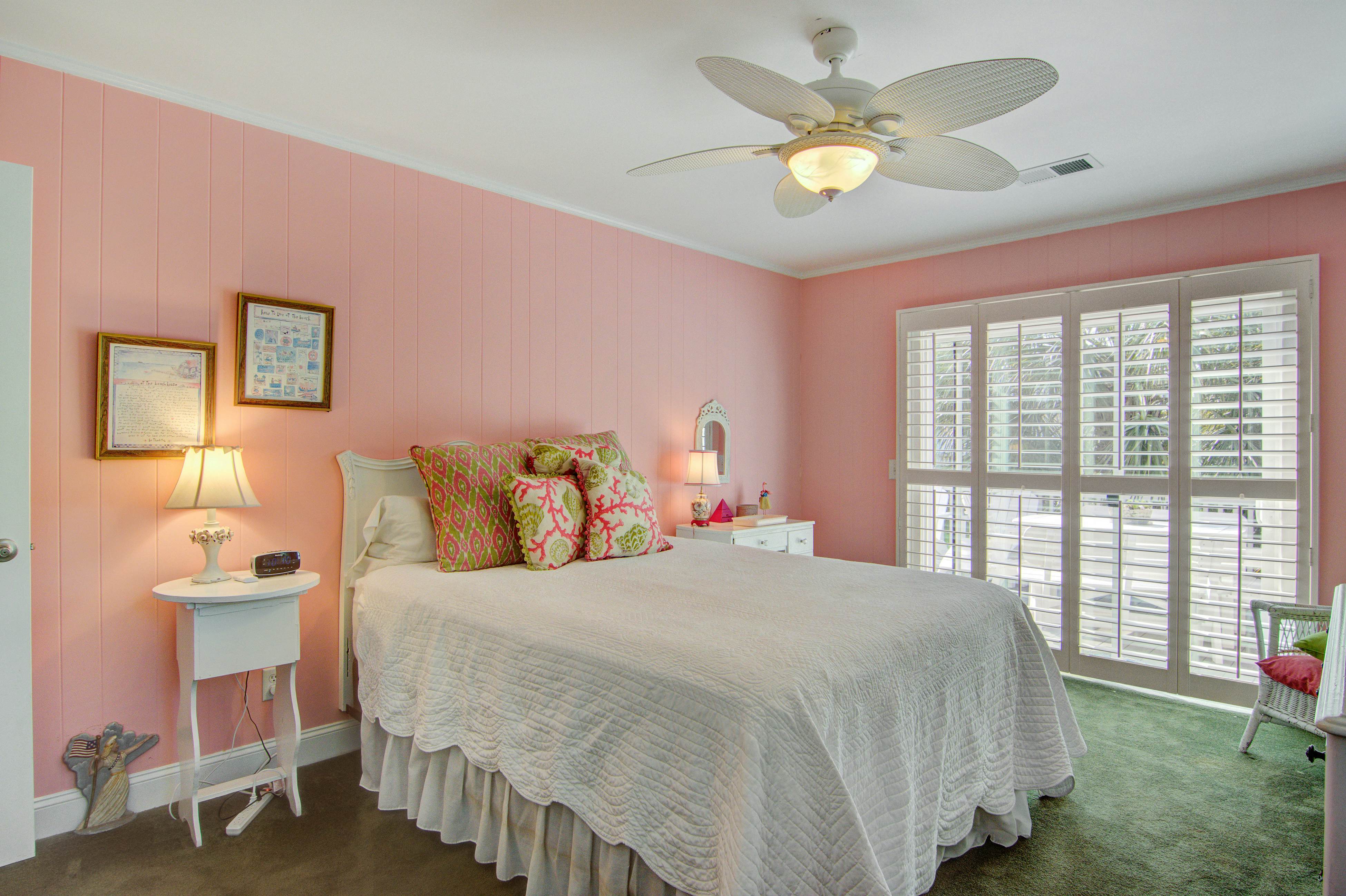 Dog-friendly coastal cottage w/deck & private gas grill - short walk to beach