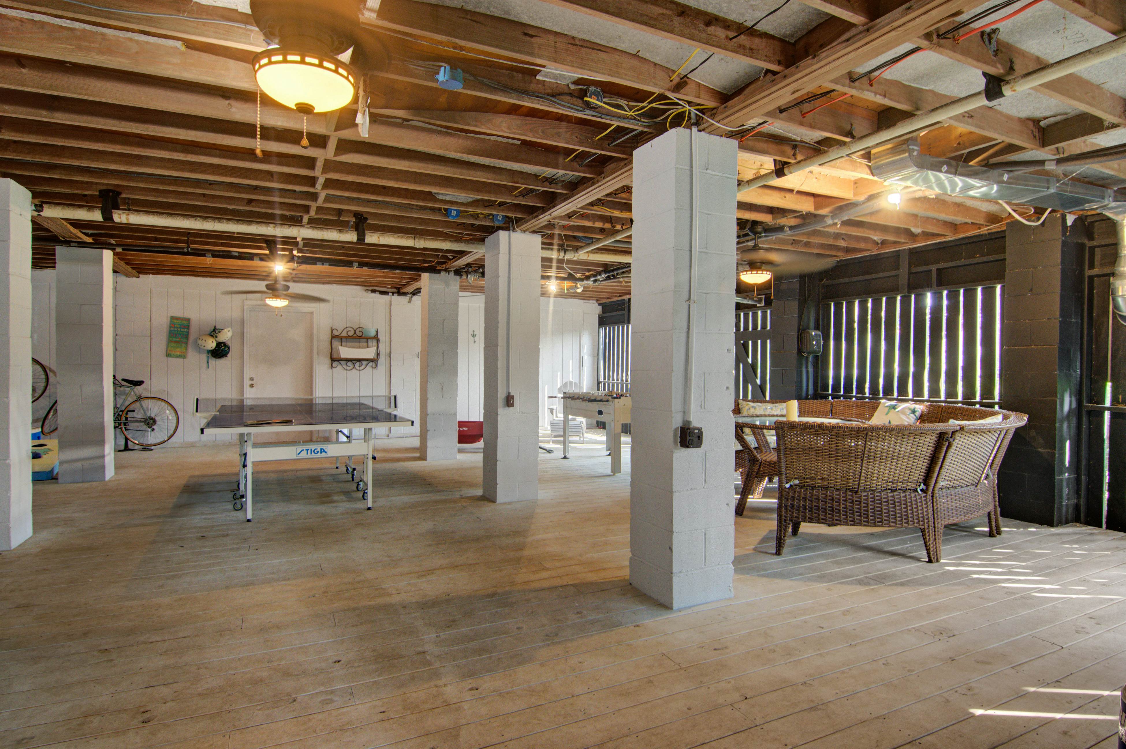 Dog-friendly coastal cottage w/deck & private gas grill - short walk to beach