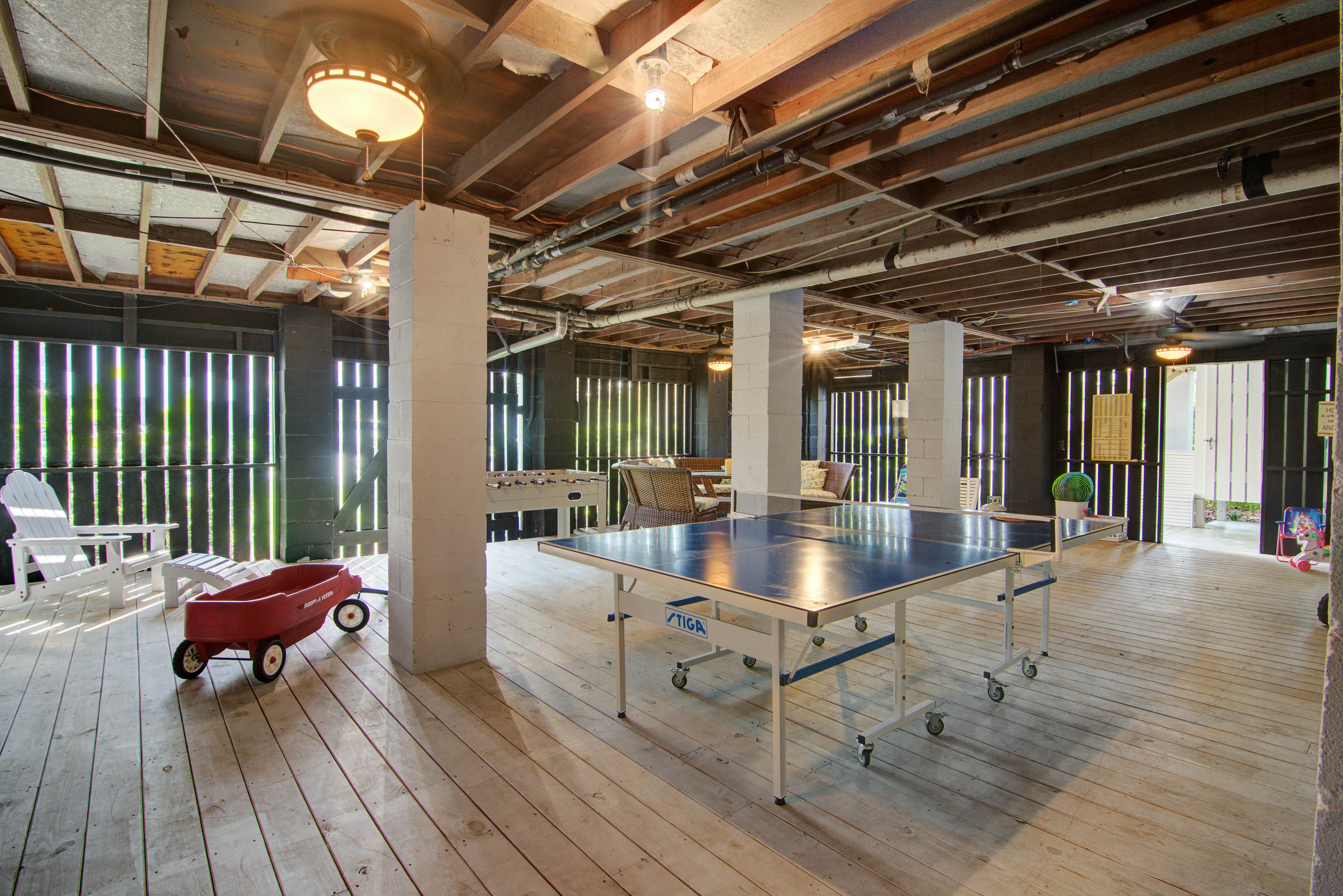 Dog-friendly coastal cottage w/deck & private gas grill - short walk to beach