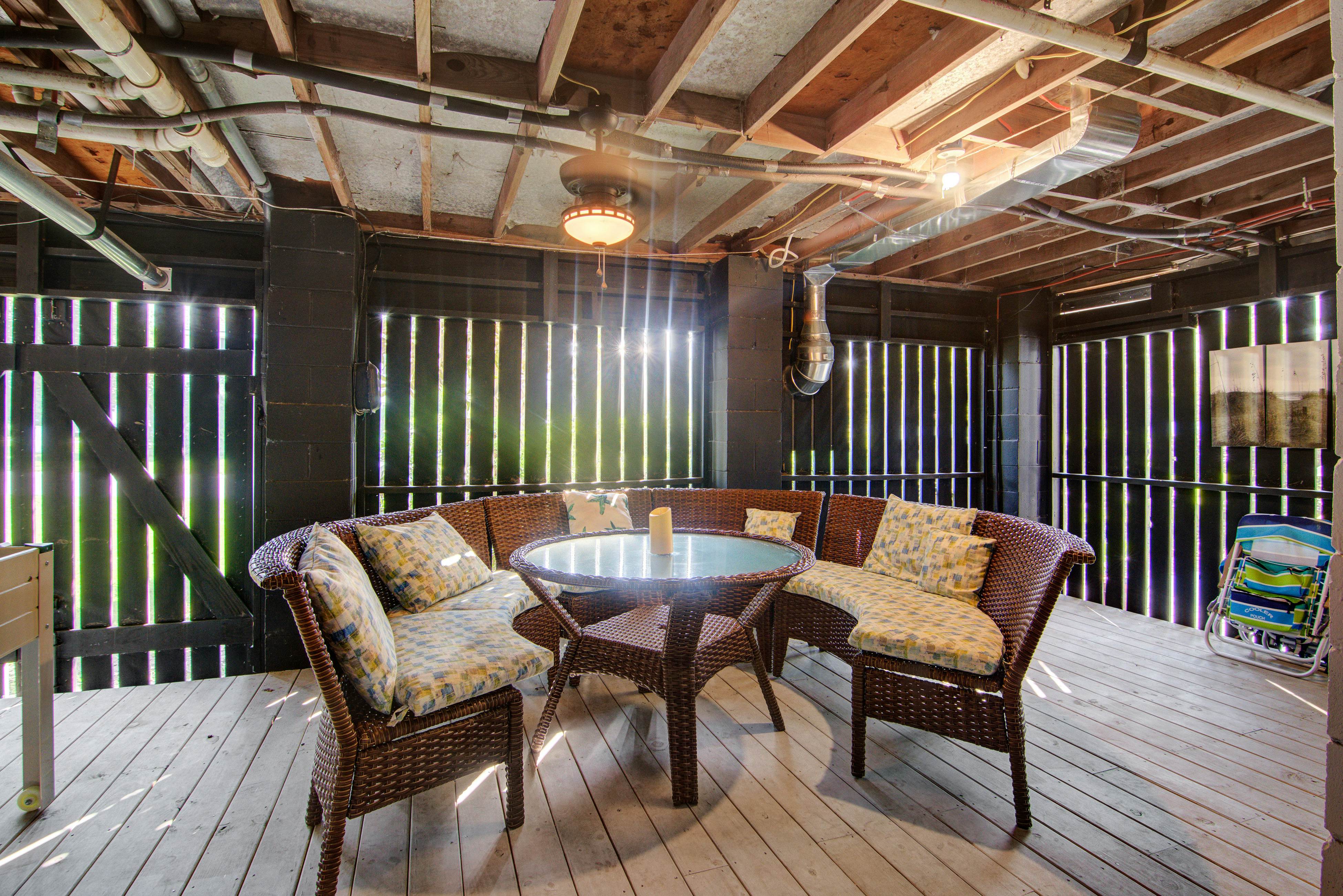 Dog-friendly coastal cottage w/deck & private gas grill - short walk to beach