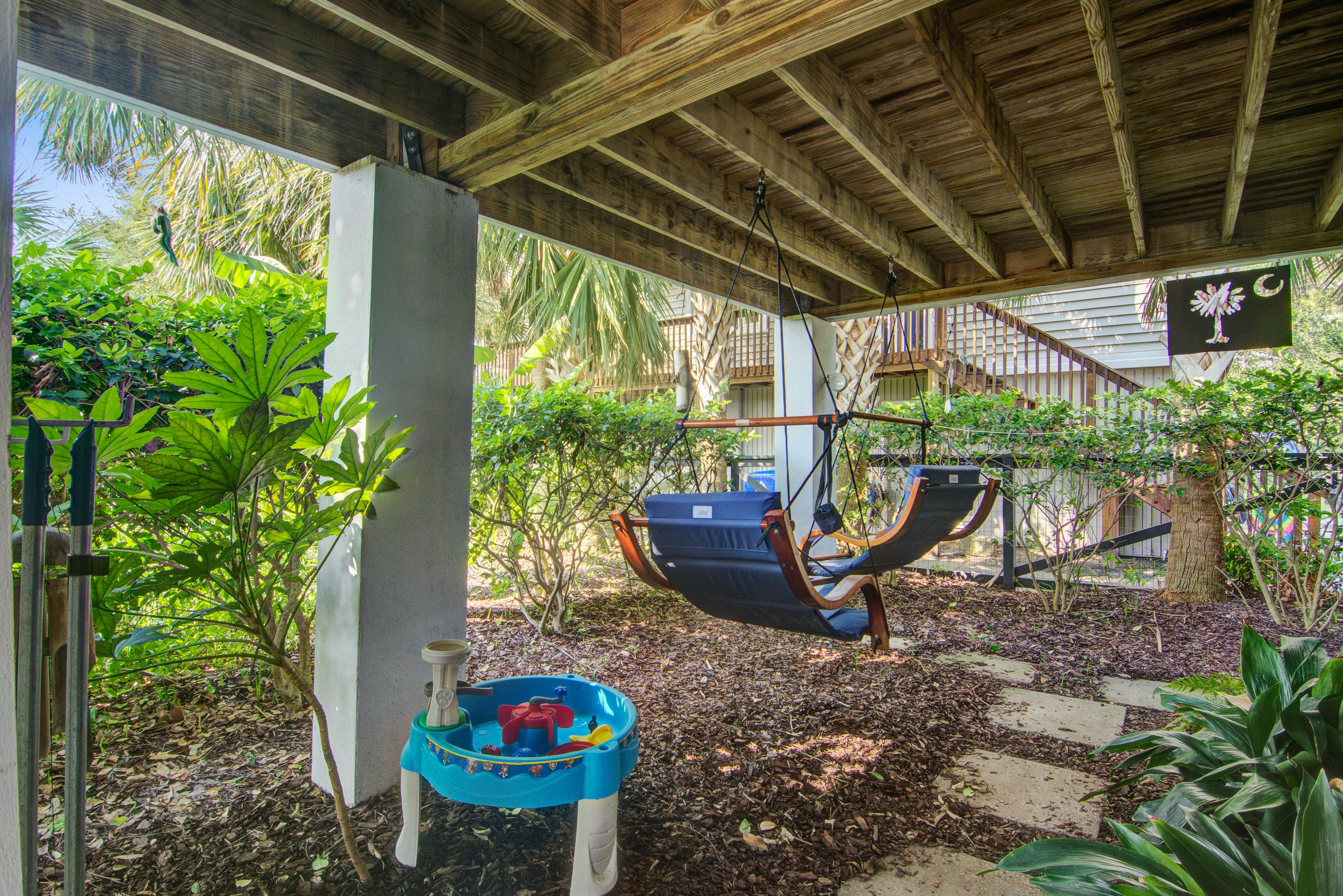 Dog-friendly coastal cottage w/deck & private gas grill - short walk to beach