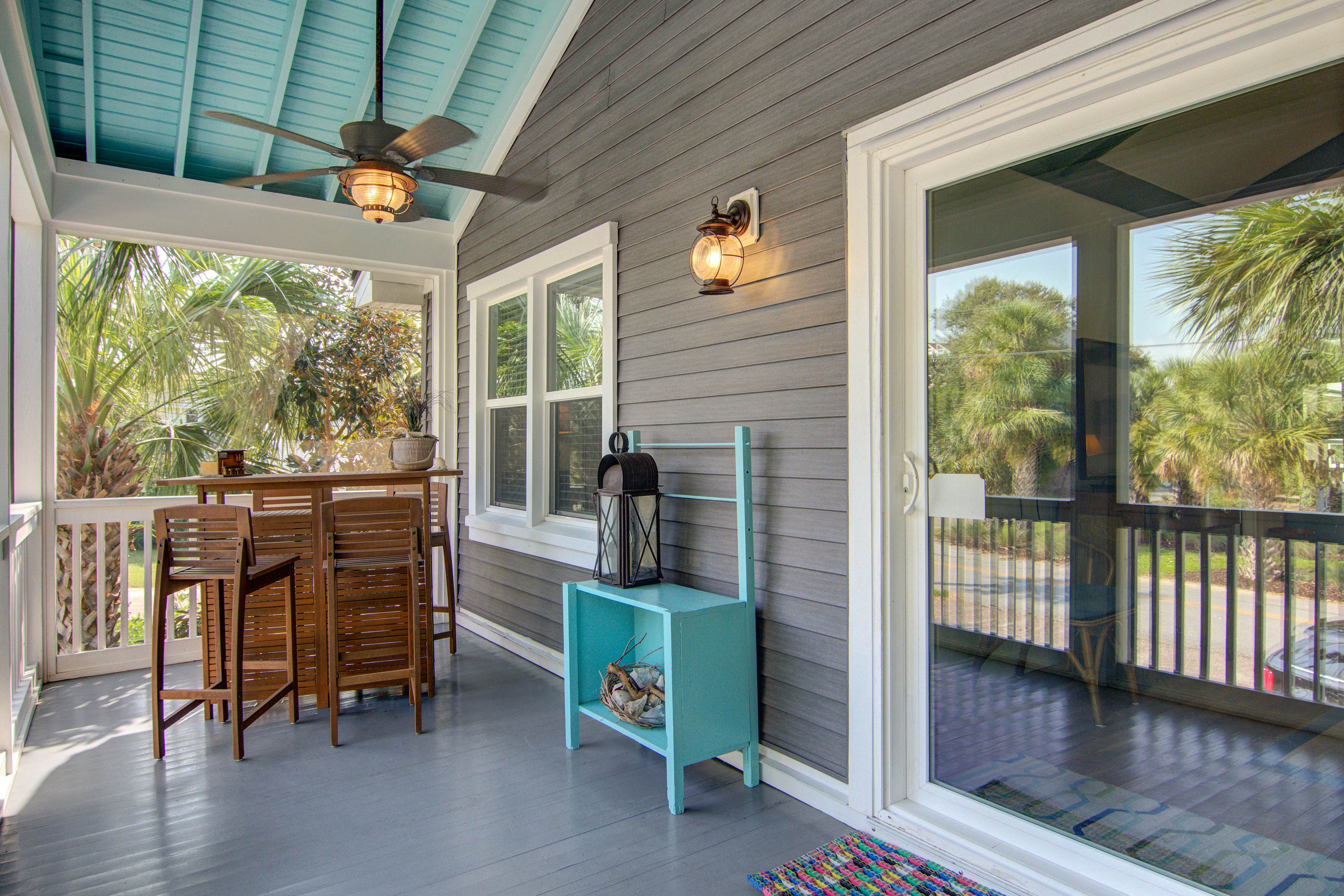Dog-friendly coastal cottage w/deck & private gas grill - short walk to beach