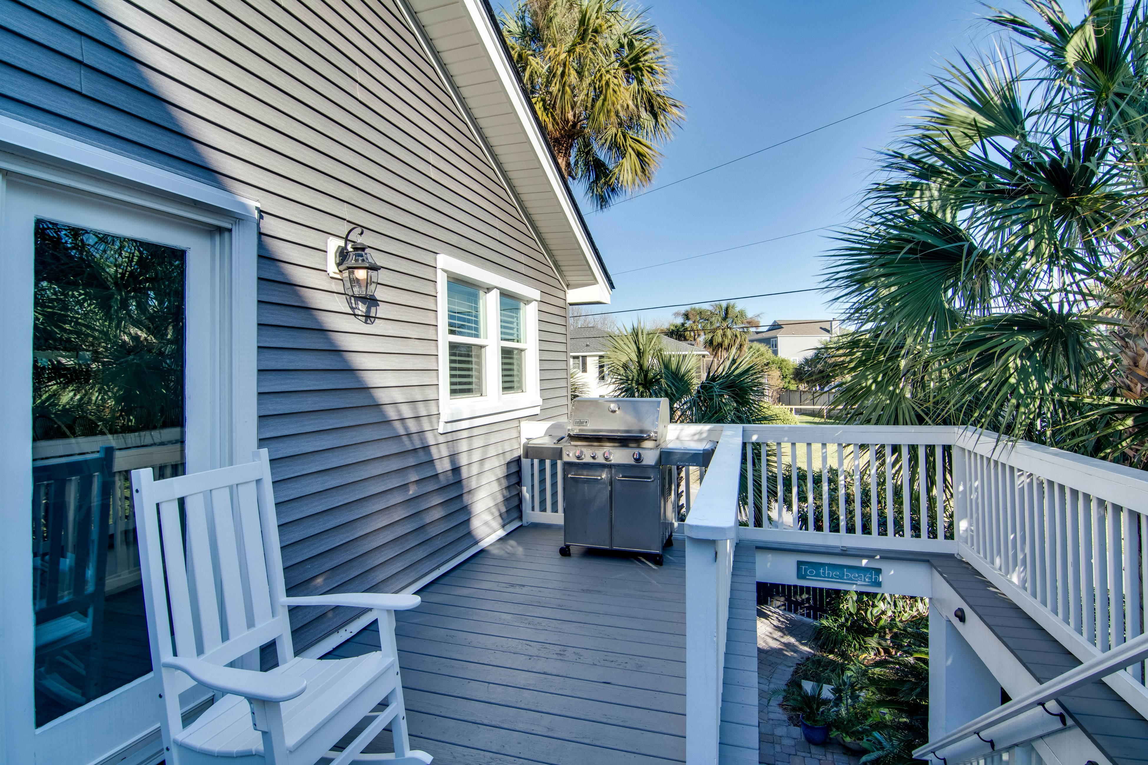 Dog-friendly coastal cottage w/deck & private gas grill - short walk to beach