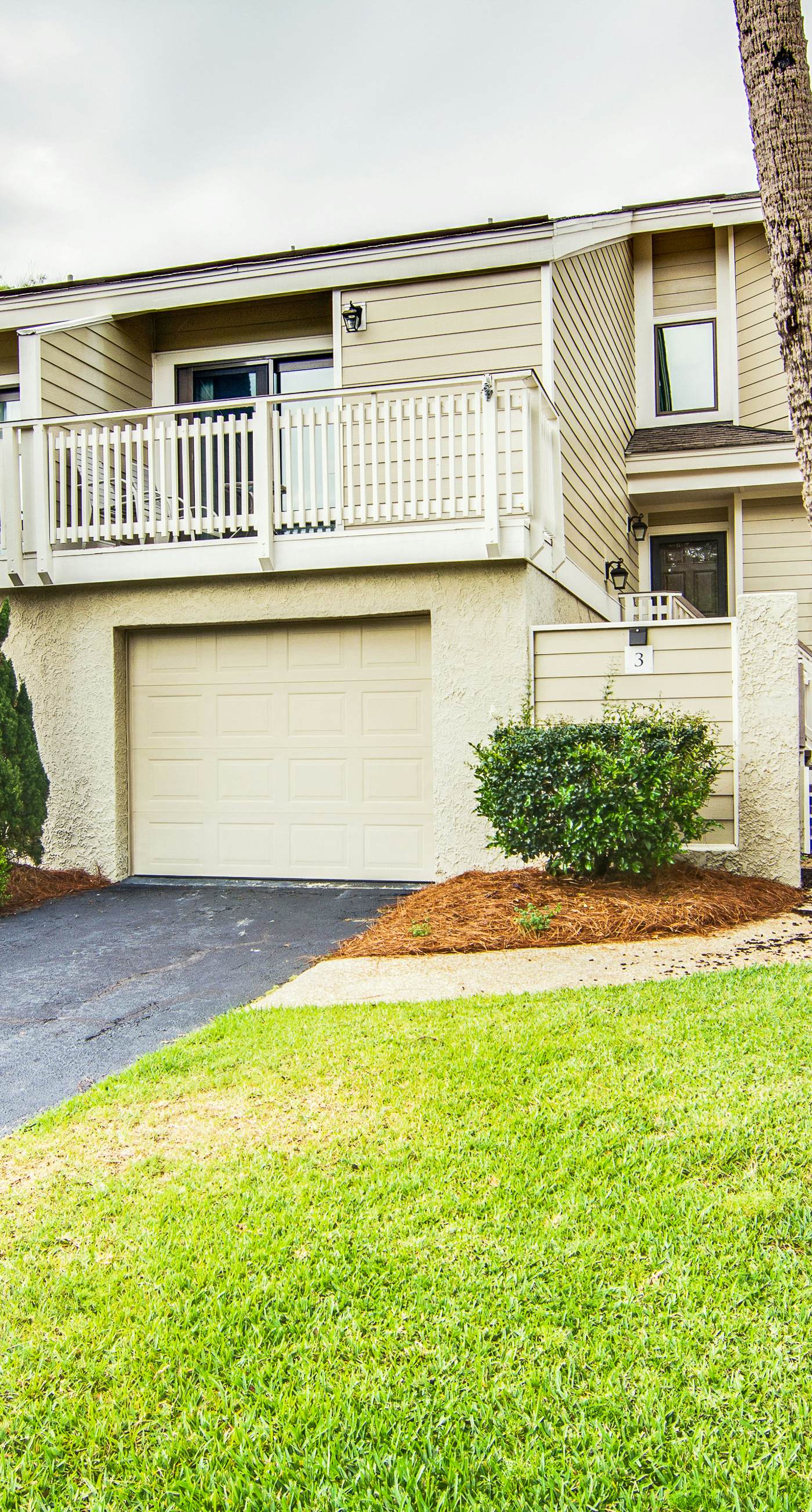 Renovated townhome next to golf course w/ community pool access- close to beach