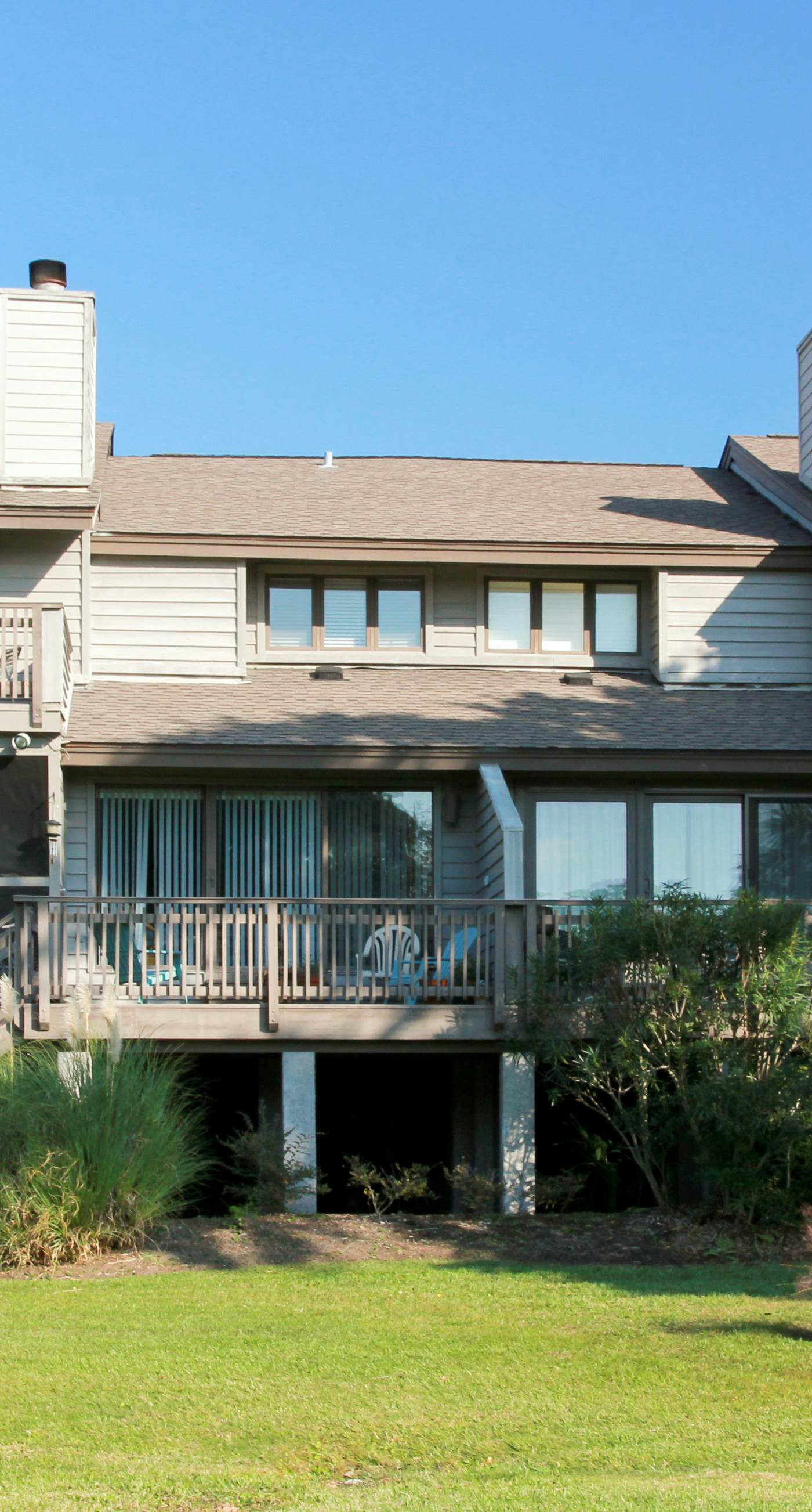 Renovated townhome next to golf course w/ community pool access- close to beach