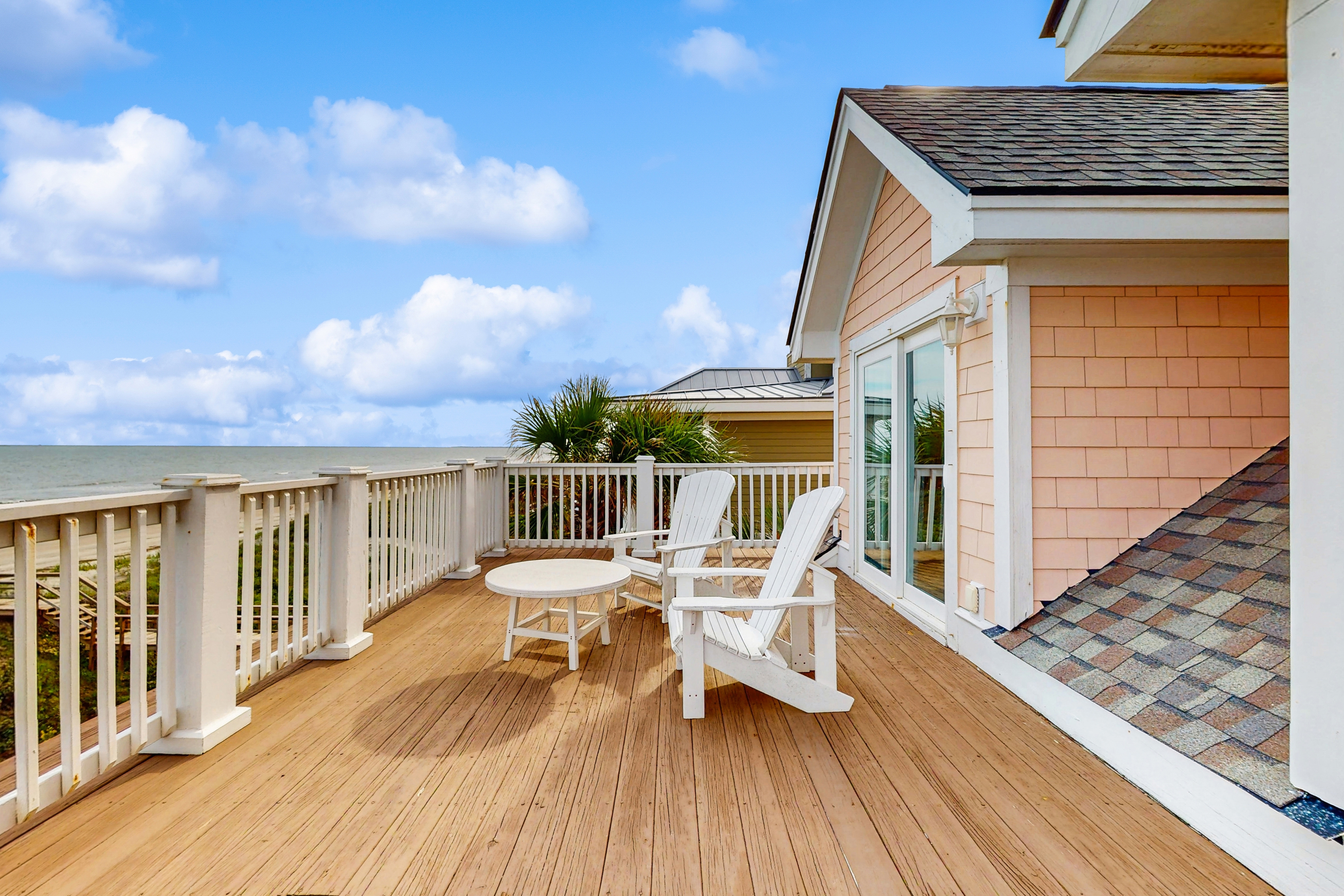 Gorgeous beachfront home with stunning ocean views - walk into town