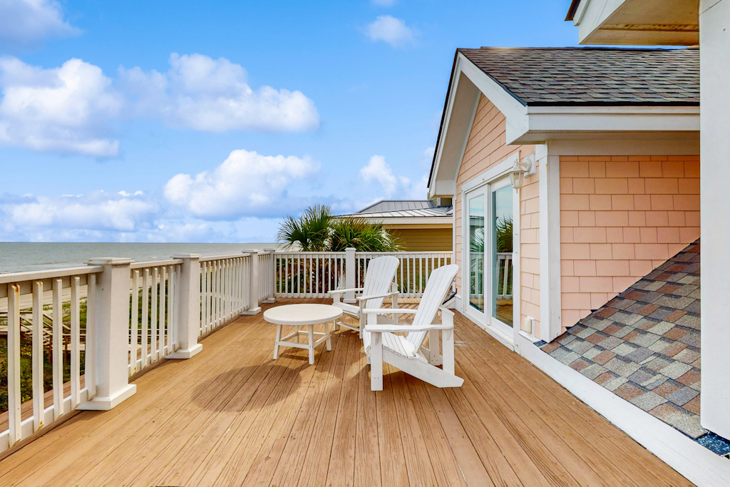 Gorgeous beachfront home with stunning ocean views - walk into town