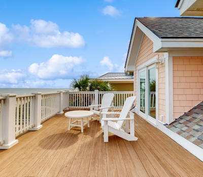 Gorgeous beachfront home with stunning ocean views - walk into town