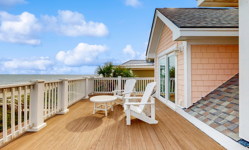 Gorgeous beachfront home with stunning ocean views - walk into town