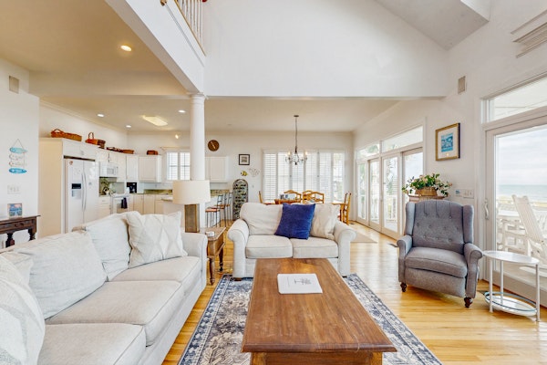 Gorgeous beachfront home with stunning ocean views - walk into town