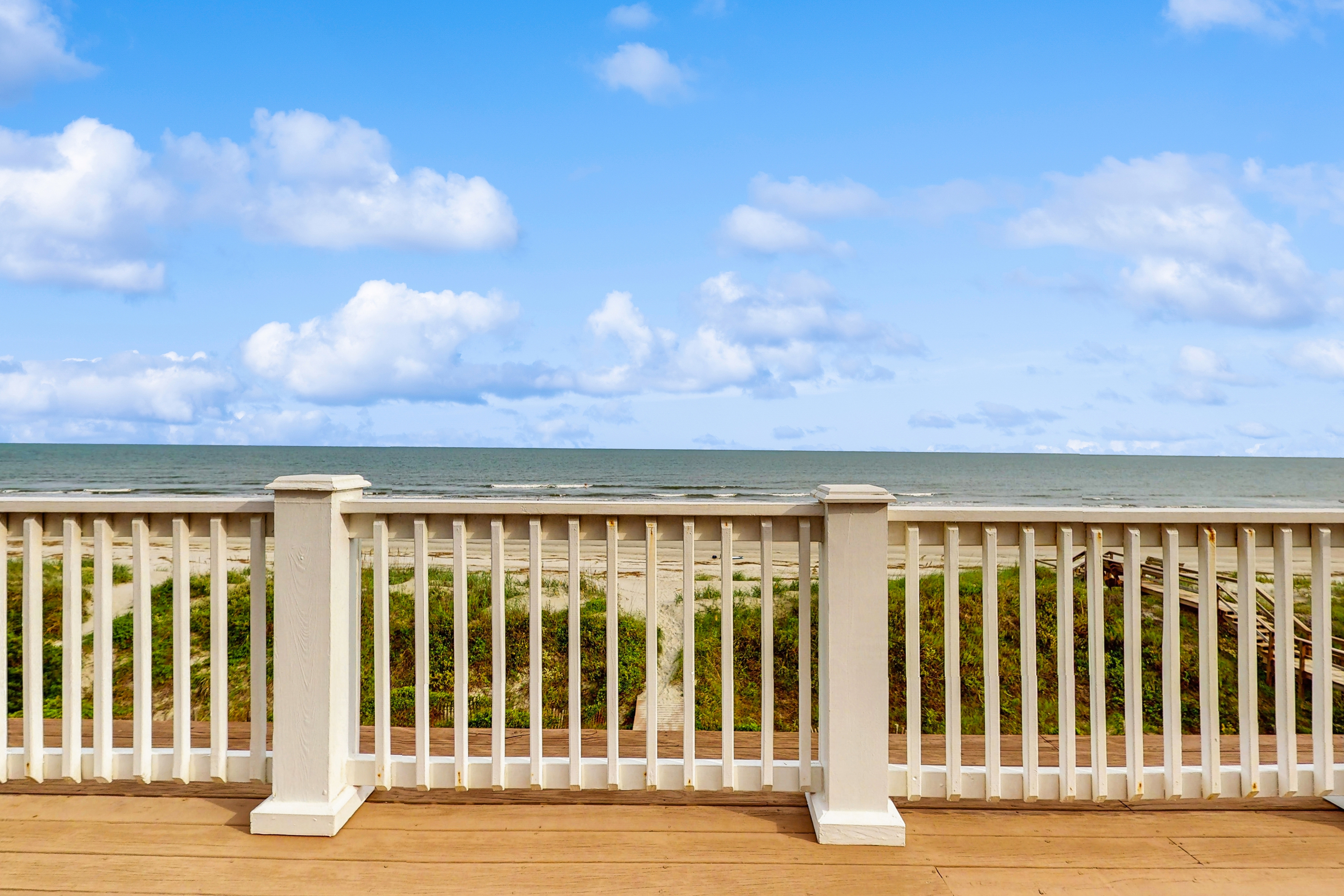 Gorgeous beachfront home with stunning ocean views - walk into town