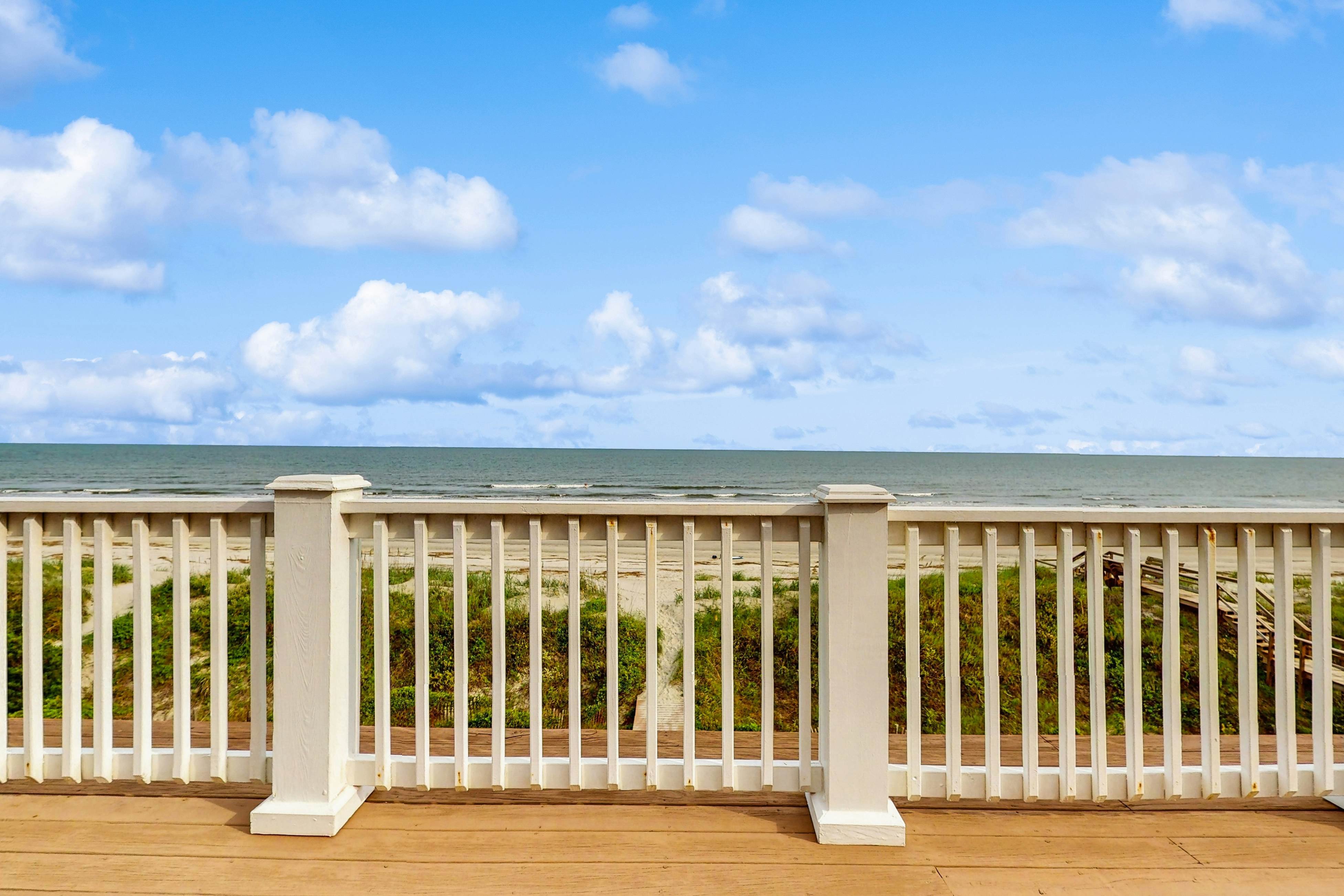 Gorgeous beachfront home with stunning ocean views - walk into town