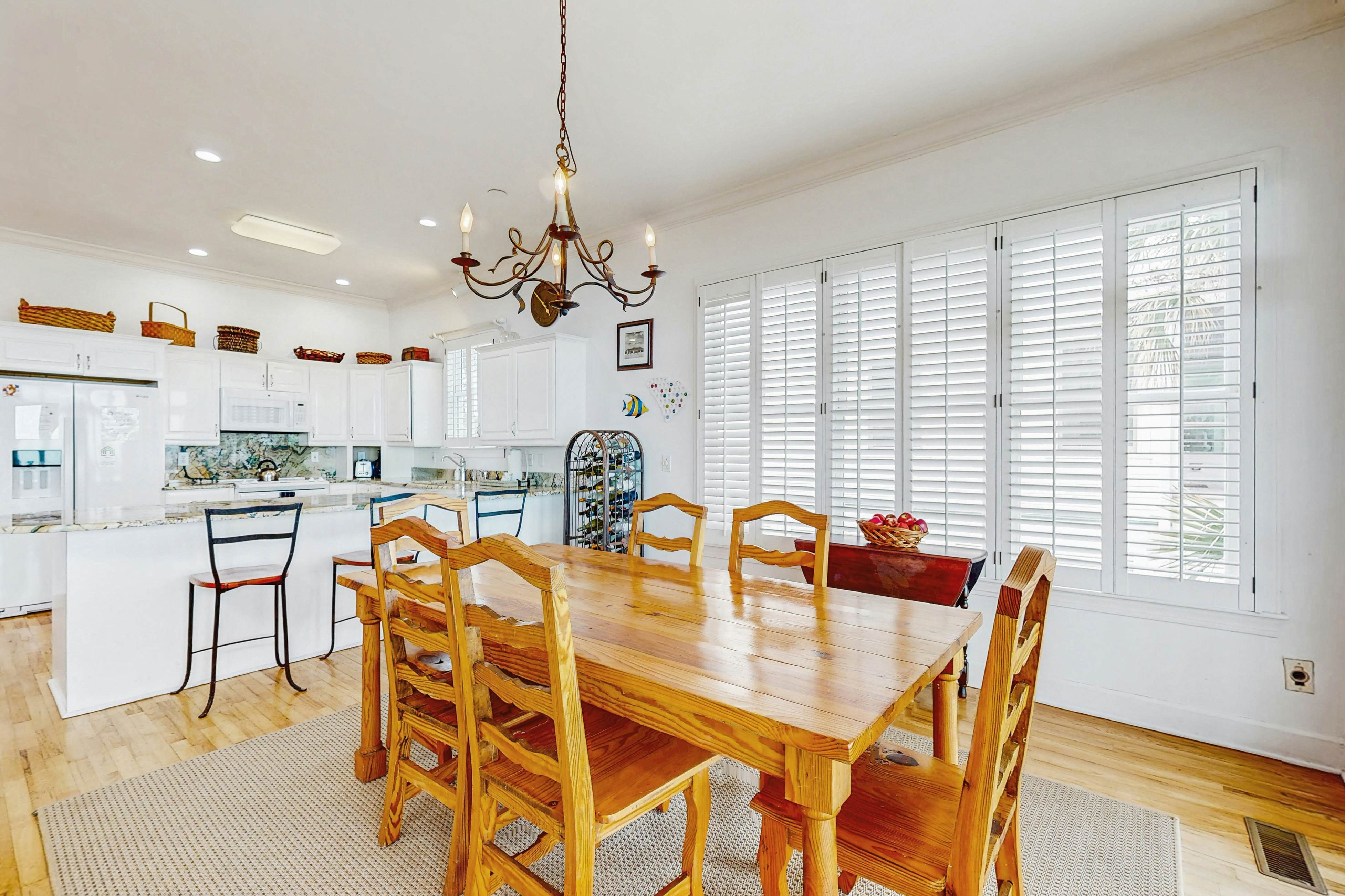 Gorgeous beachfront home with stunning ocean views - walk into town