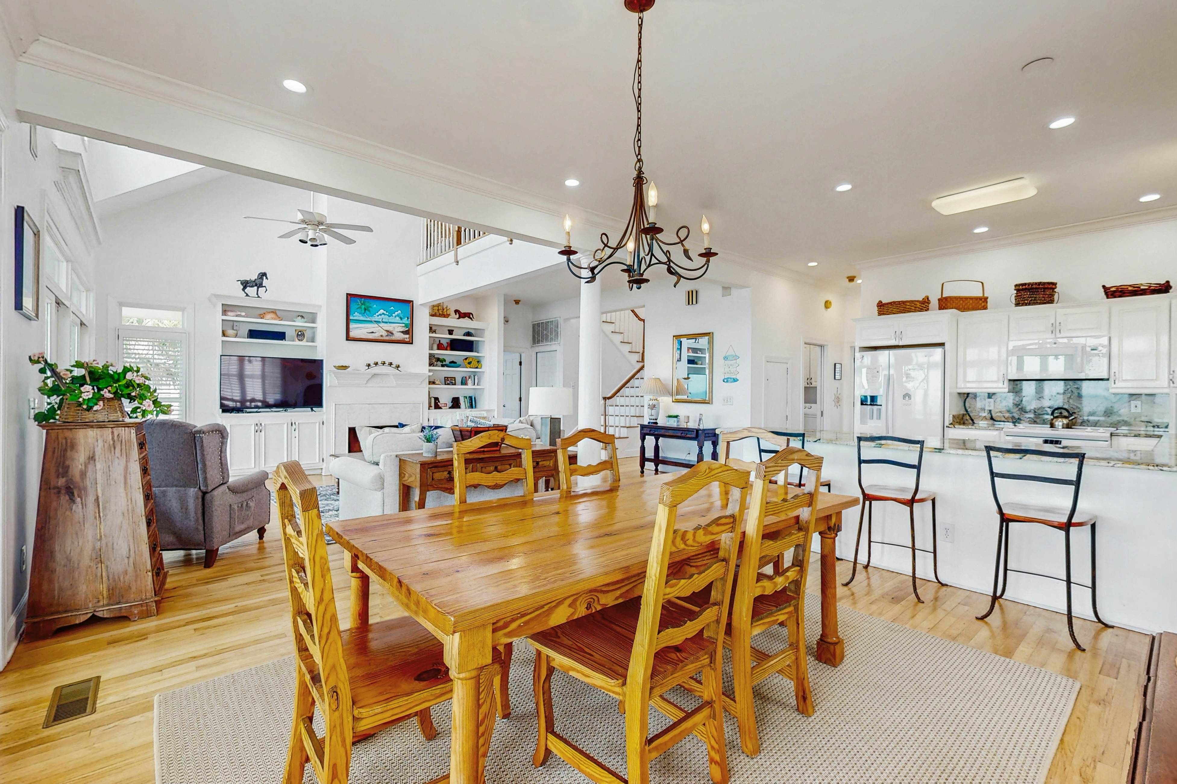 Gorgeous beachfront home with stunning ocean views - walk into town