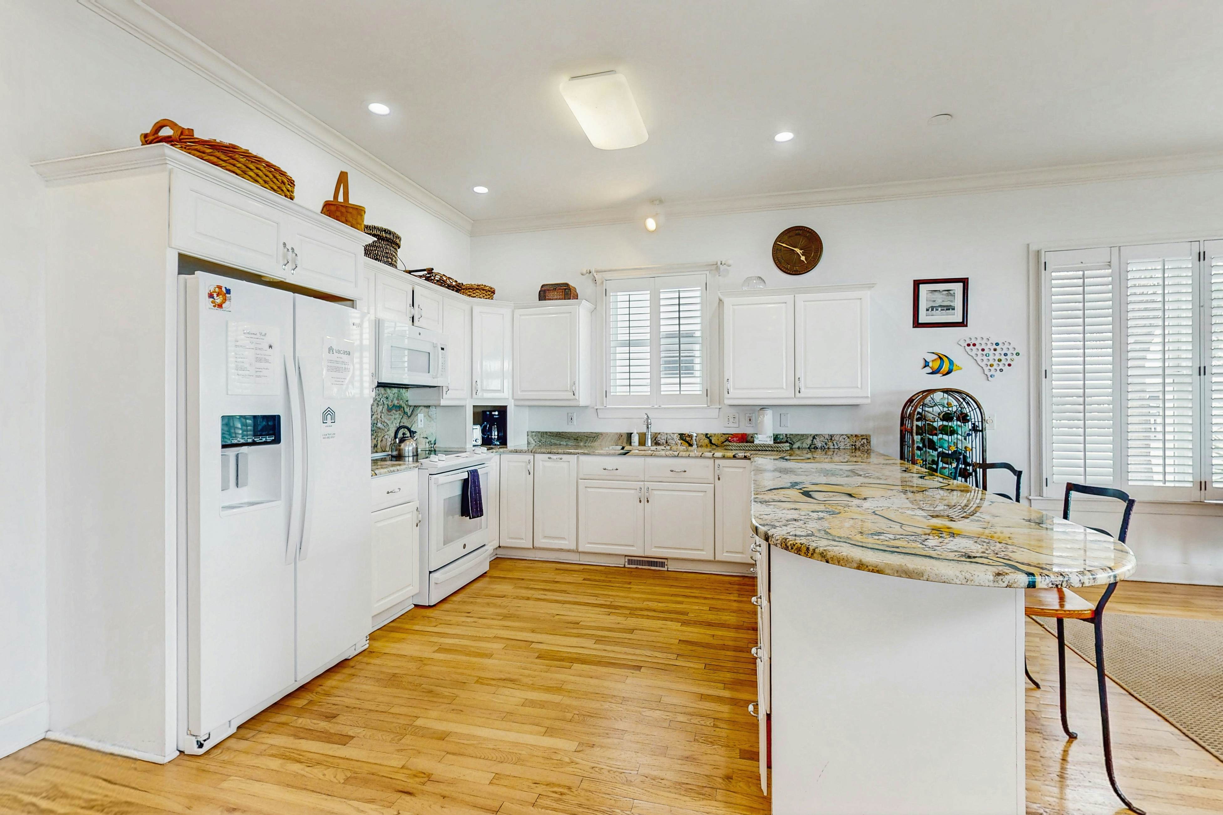 Gorgeous beachfront home with stunning ocean views - walk into town