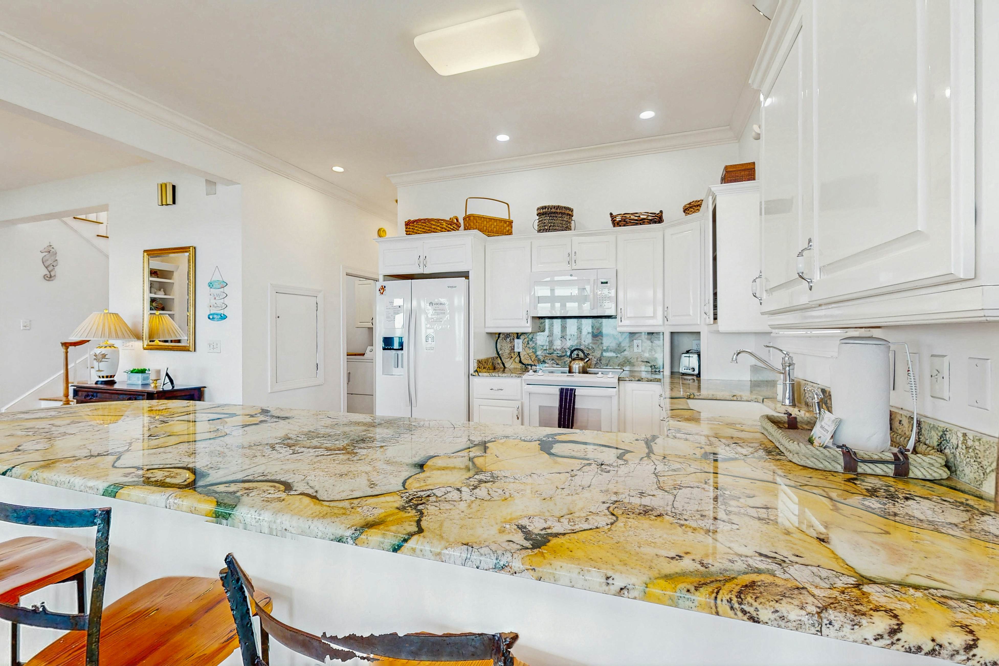 Gorgeous beachfront home with stunning ocean views - walk into town