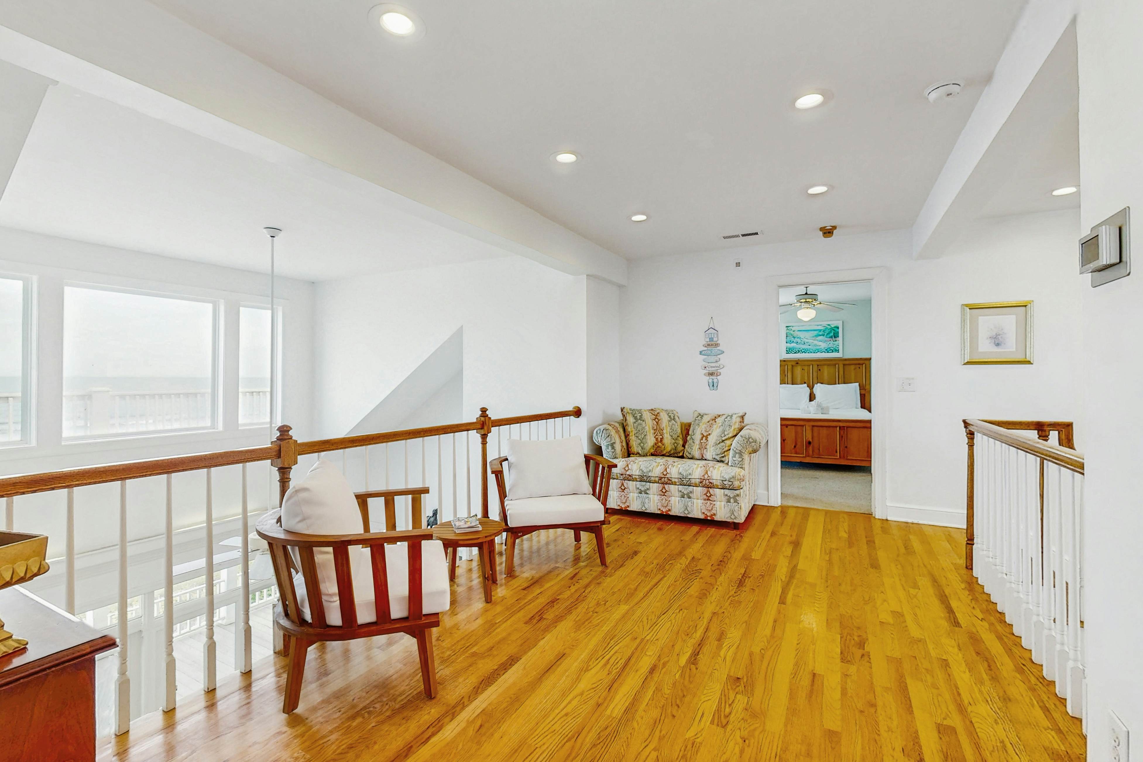 Gorgeous beachfront home with stunning ocean views - walk into town