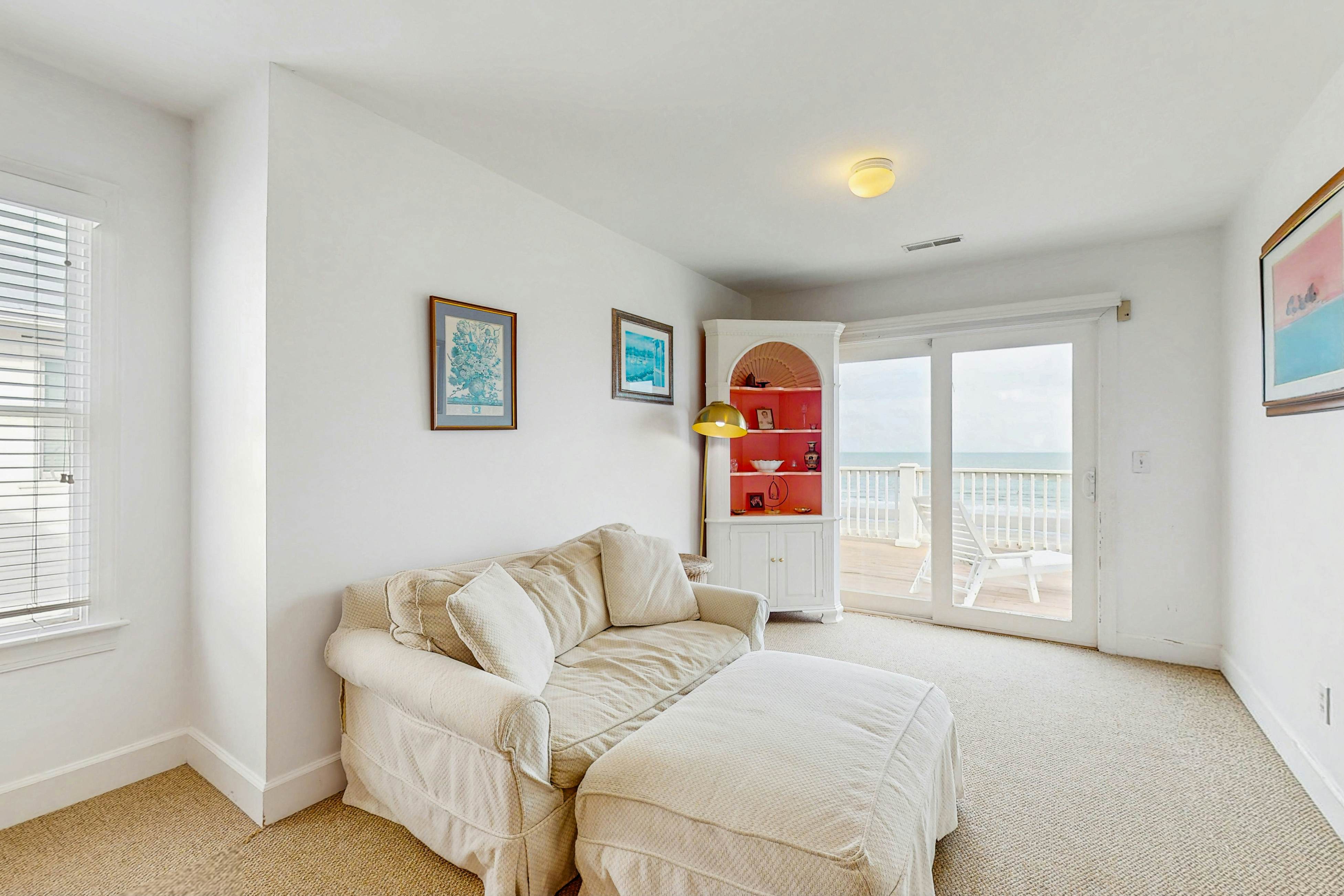 Gorgeous beachfront home with stunning ocean views - walk into town