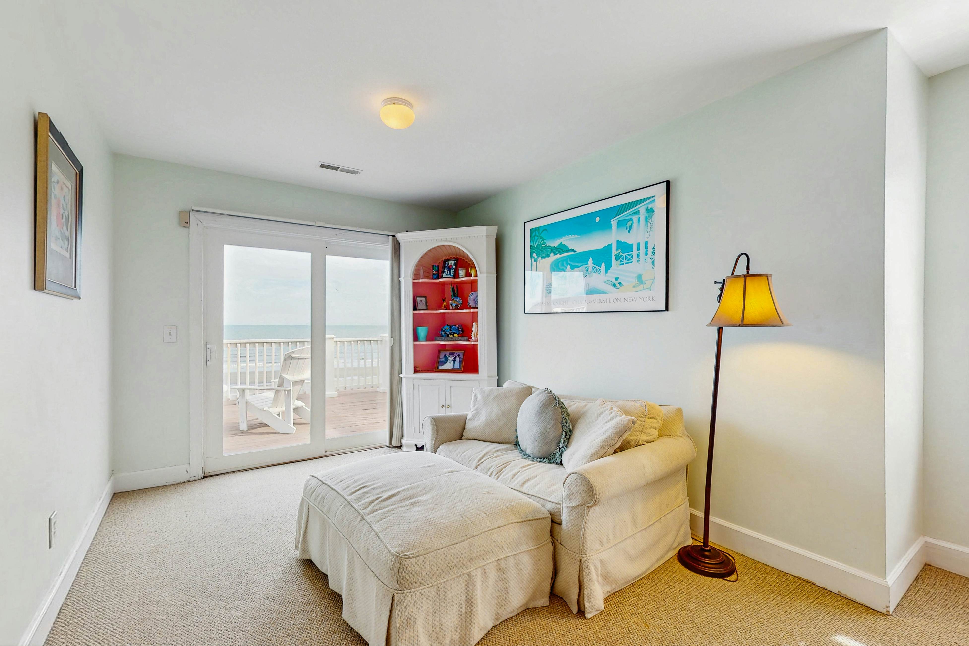 Gorgeous beachfront home with stunning ocean views - walk into town