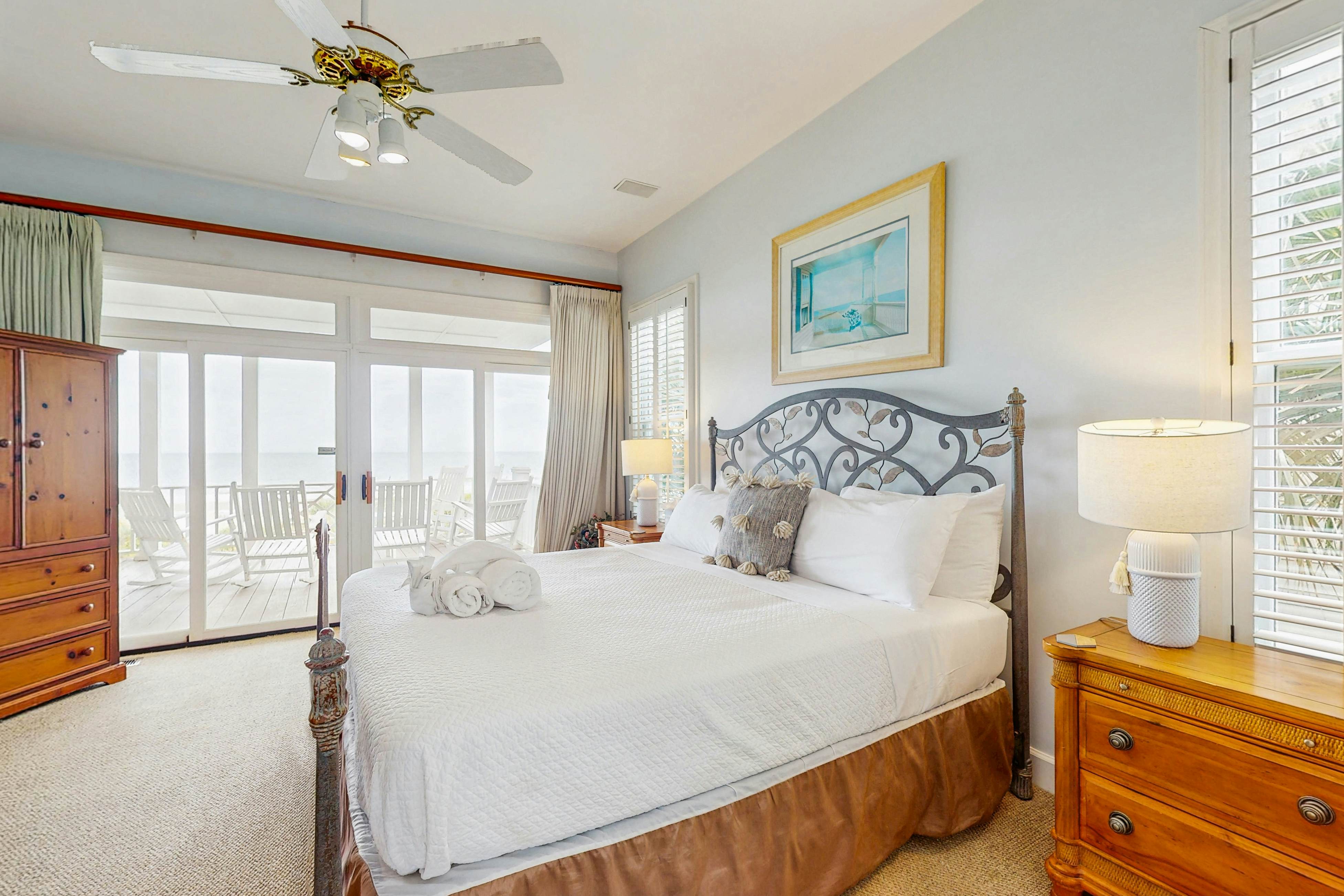 Gorgeous beachfront home with stunning ocean views - walk into town