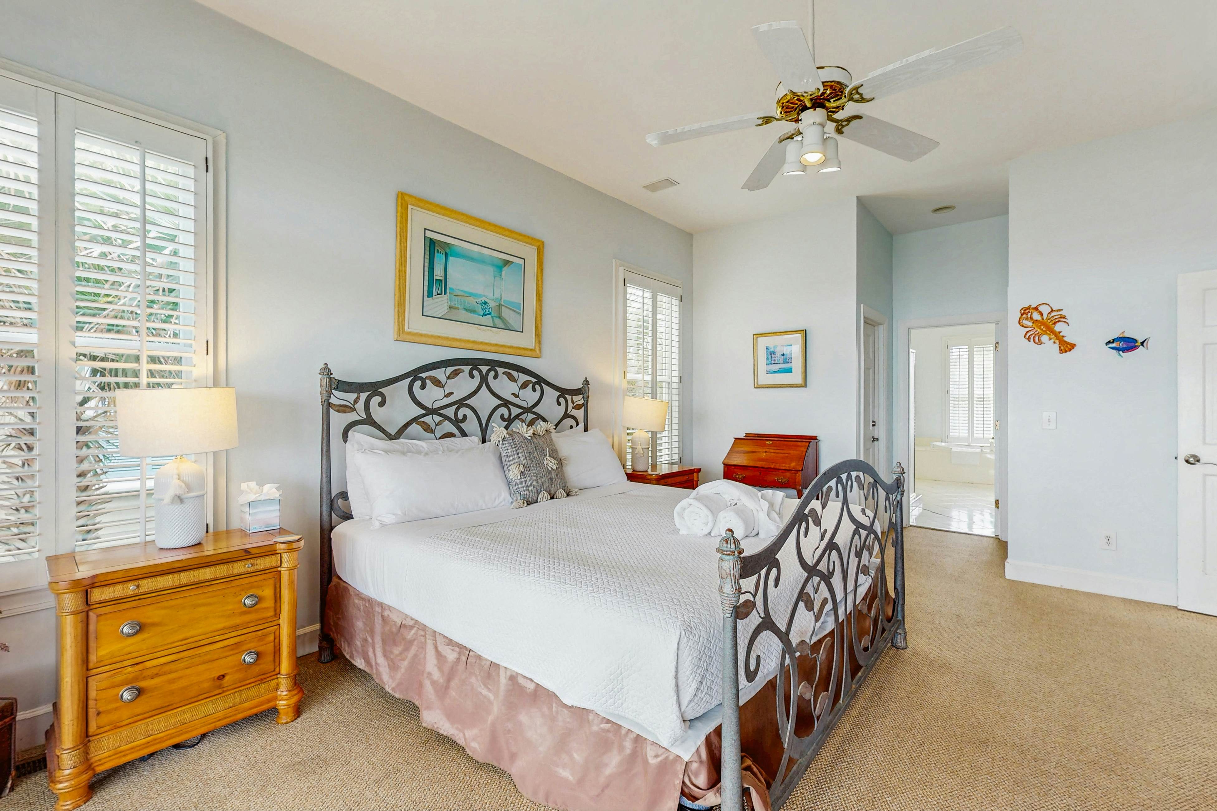 Gorgeous beachfront home with stunning ocean views - walk into town