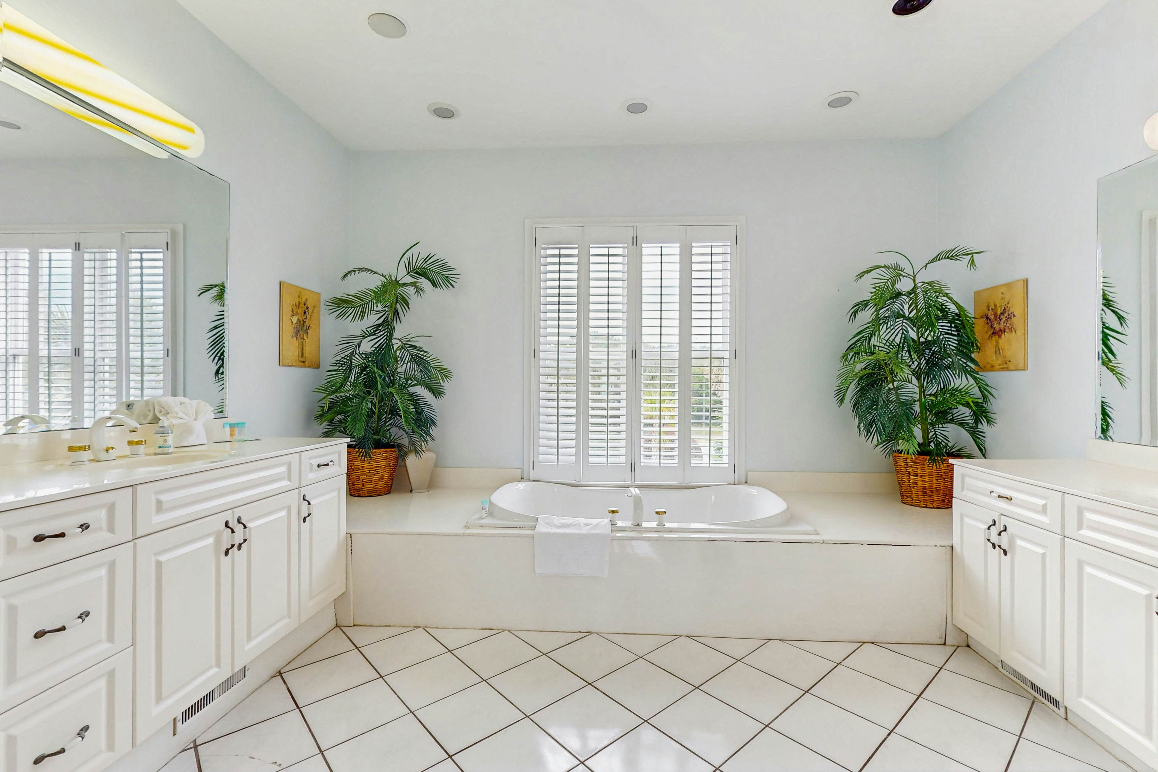 Gorgeous beachfront home with stunning ocean views - walk into town