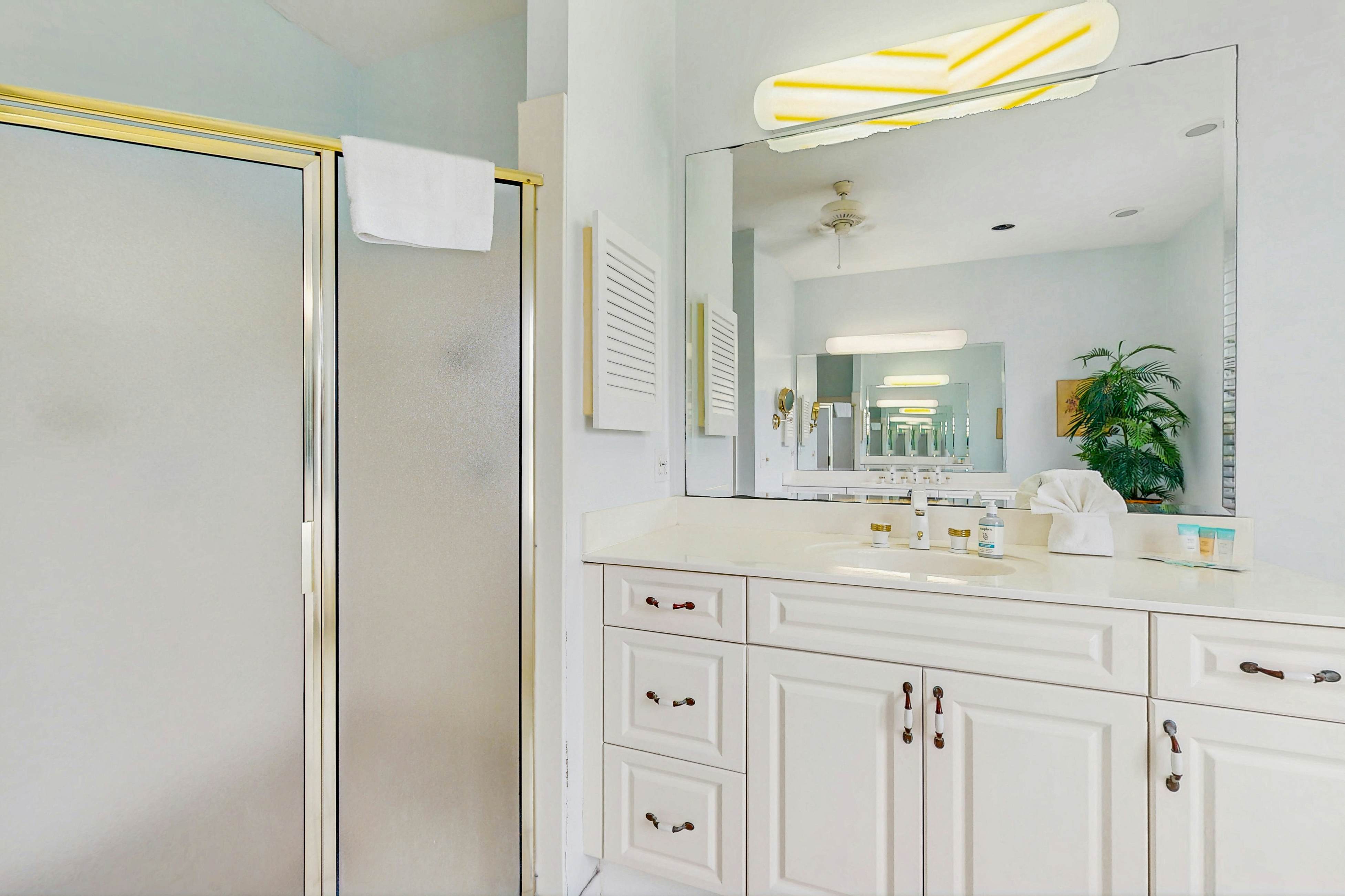 Gorgeous beachfront home with stunning ocean views - walk into town