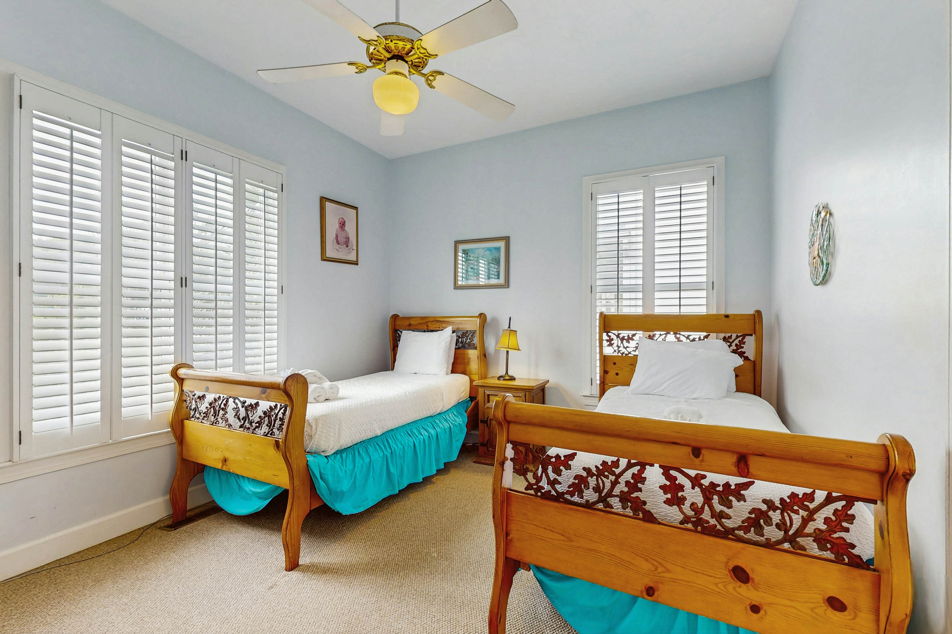 Gorgeous beachfront home with stunning ocean views - walk into town