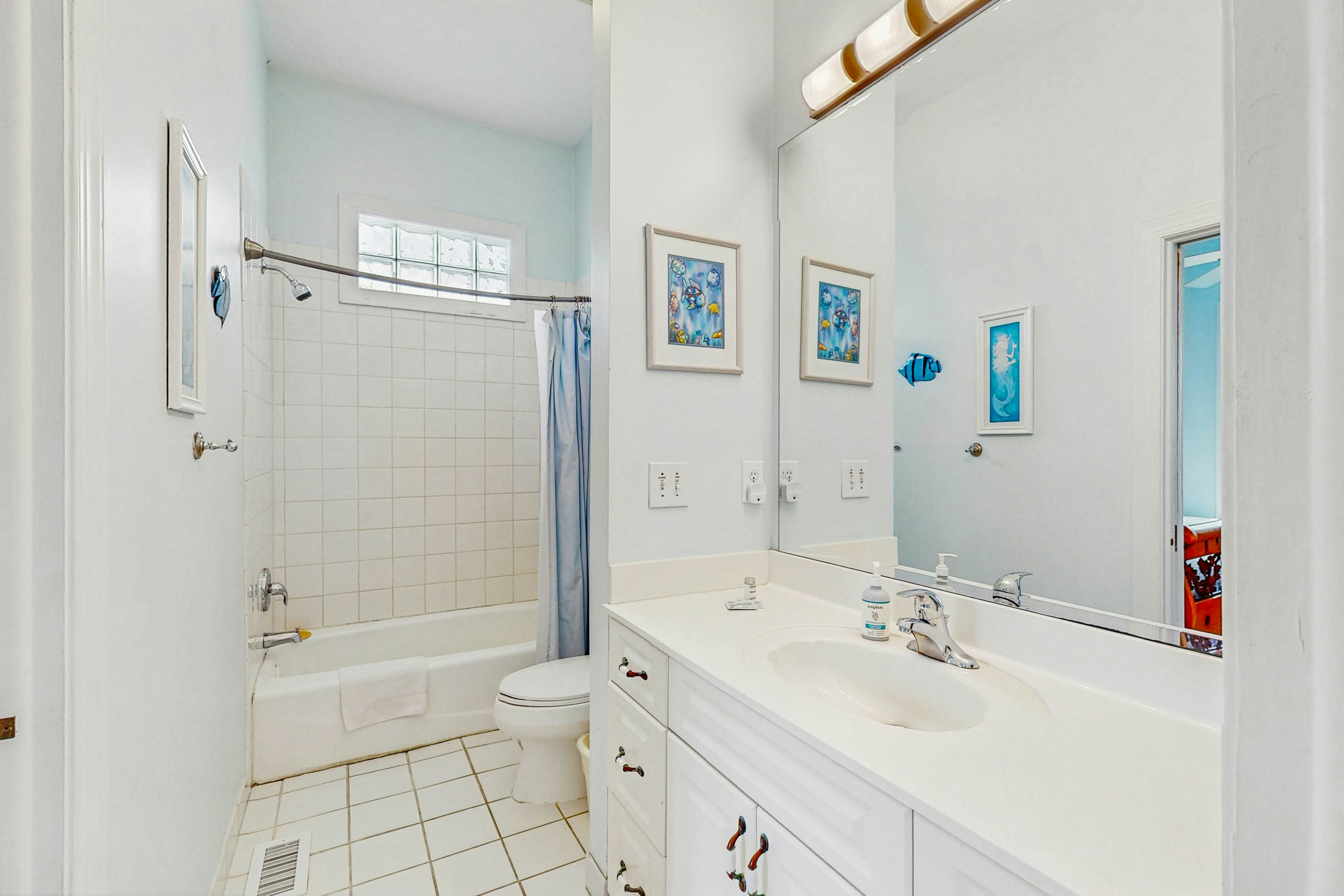 Gorgeous beachfront home with stunning ocean views - walk into town