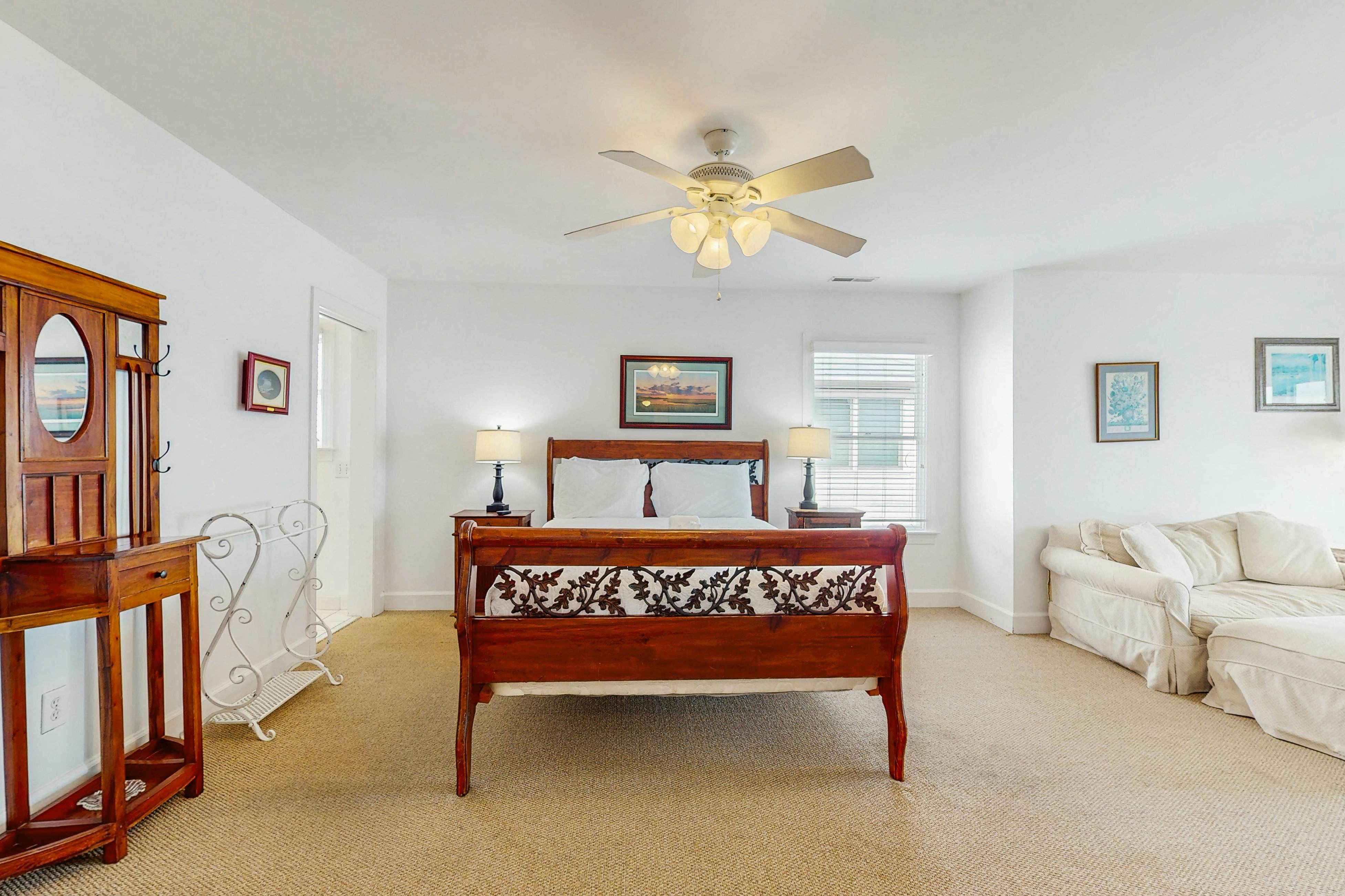 Gorgeous beachfront home with stunning ocean views - walk into town