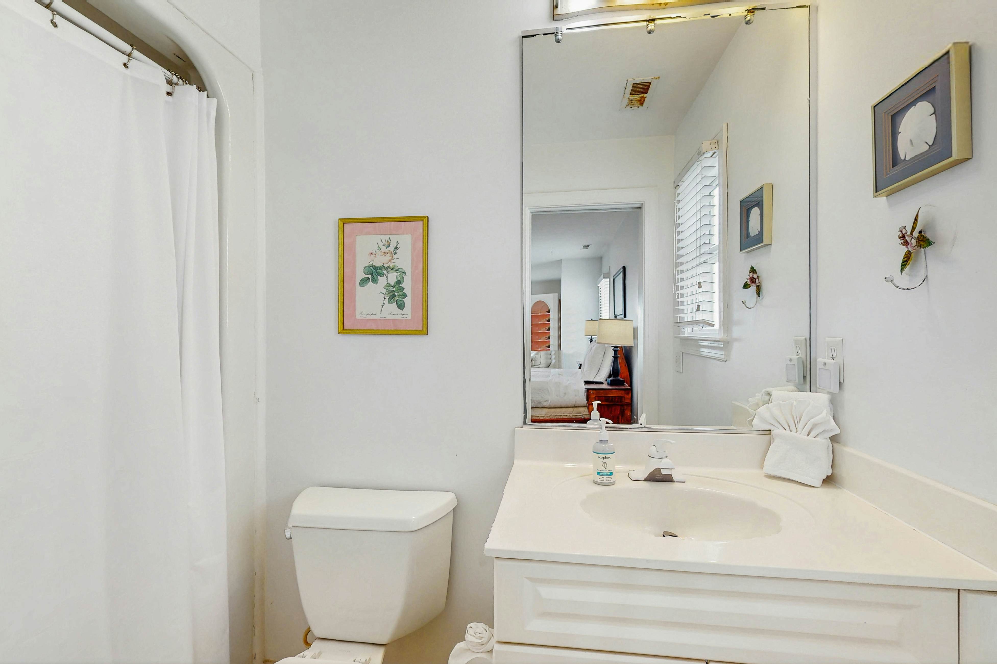 Gorgeous beachfront home with stunning ocean views - walk into town