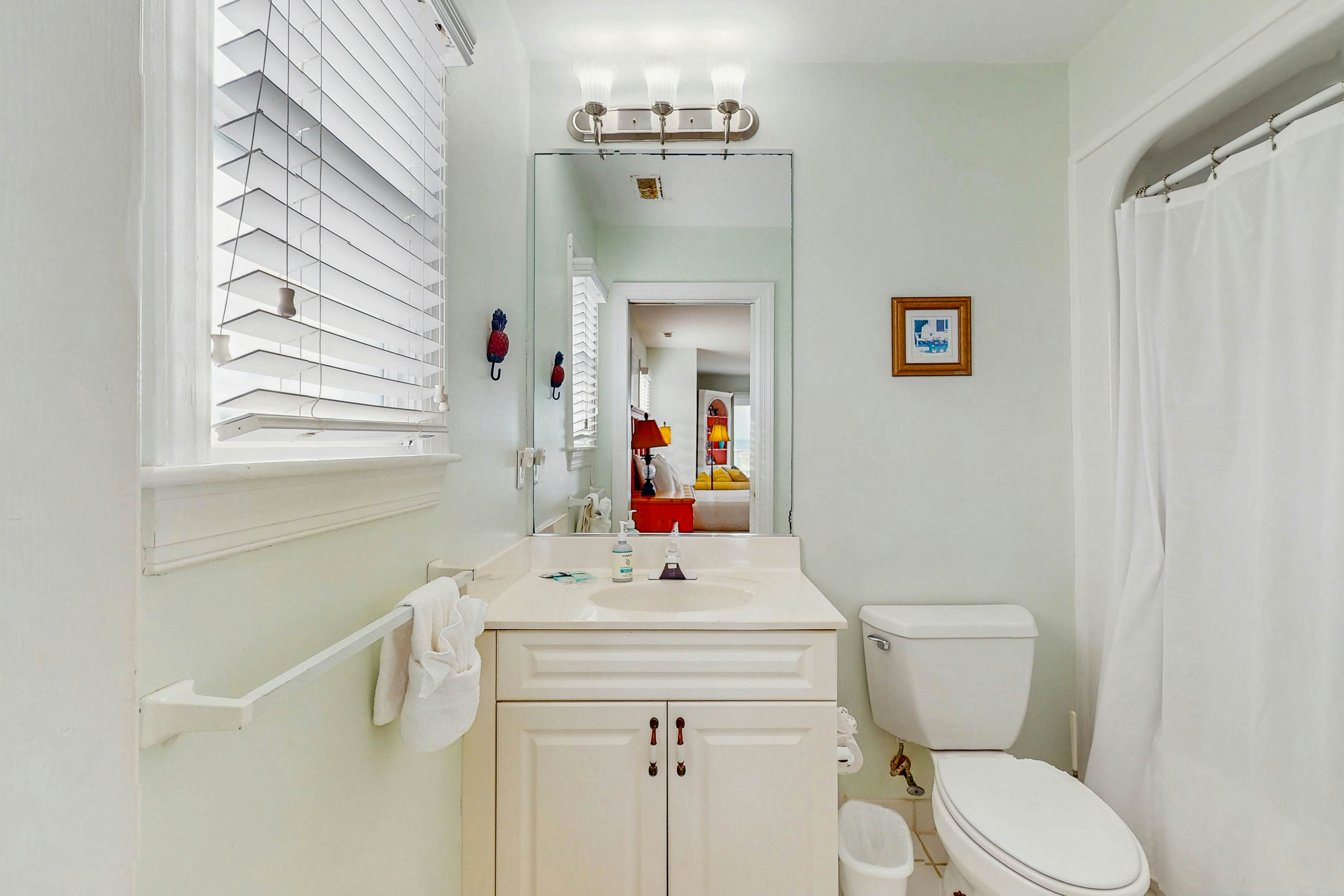 Gorgeous beachfront home with stunning ocean views - walk into town