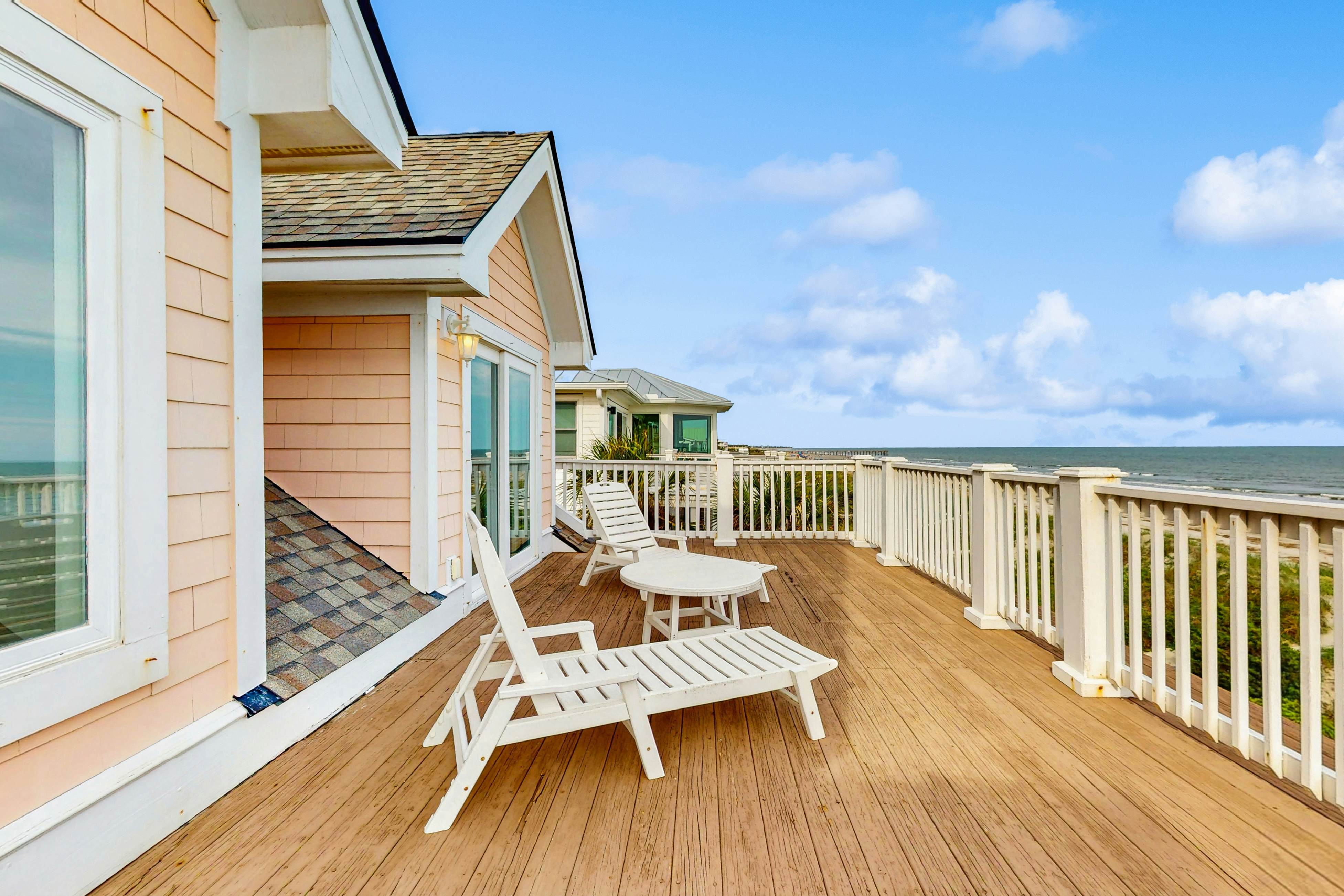 Gorgeous beachfront home with stunning ocean views - walk into town