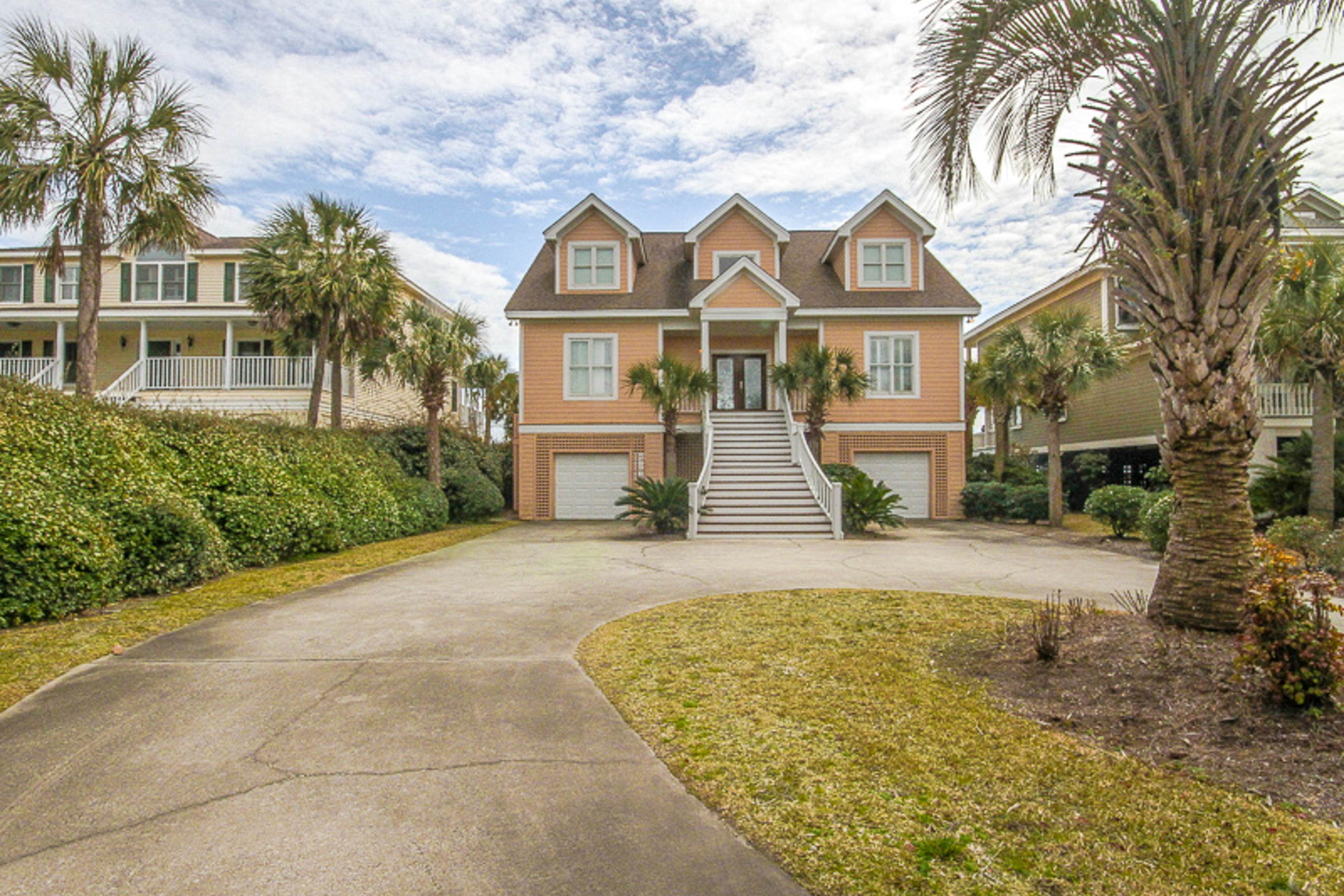 Gorgeous beachfront home with stunning ocean views - walk into town