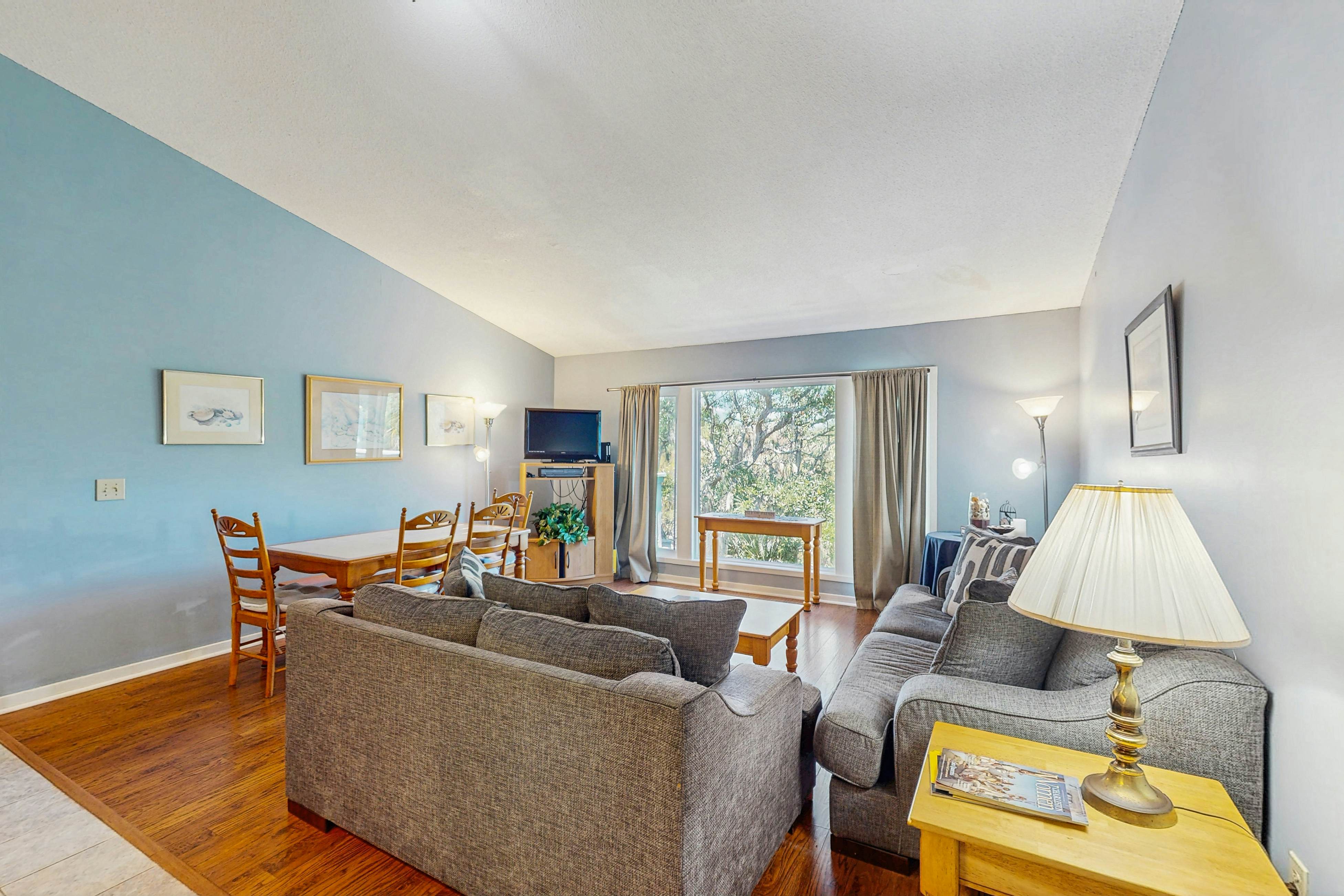 Quaint top floor lagoon view condo w/ community pool access - walk to the beach